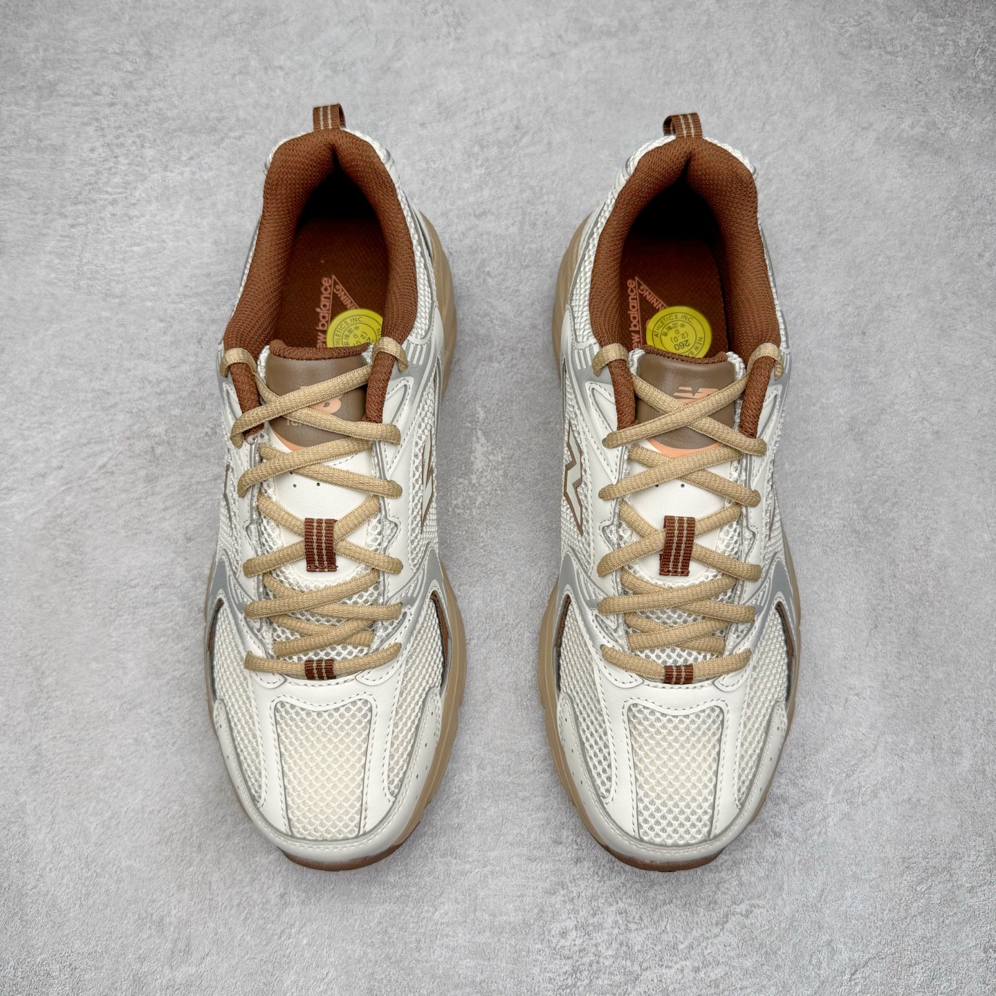 图片[2]-＃G版纯原 New Balance MR530NI NB新百伦复古透气跑步鞋 全套原楦原纸板原厂数据开发 同步原鞋一次Model大底 全鞋电脑针车加持 原厂网布TPU高频工艺 正确中底拉帮 高密度丽新布中底 抛弃过往以皮革为主的人气轮廓 以极具复古风范的跑鞋外观呈现 设计上全鞋以简约清爽的纯白色作基底 鞋身覆盖大面积织物网眼材质 并于鞋头、鞋带孔眼片等细节处点缀对比鲜明的反光银镀层凸显 鞋舌、侧身等位置则辅以一贯的「N」字标志和品牌徽标彰显身份 最后通过搭载的 ABZORB 缓震中底完善整体造型 尺码：36 37 37.5 38 38.5 39.5 40 40.5 41.5 42 42.5 43 44 44.5 45 45.5 46.5 47-选品中心