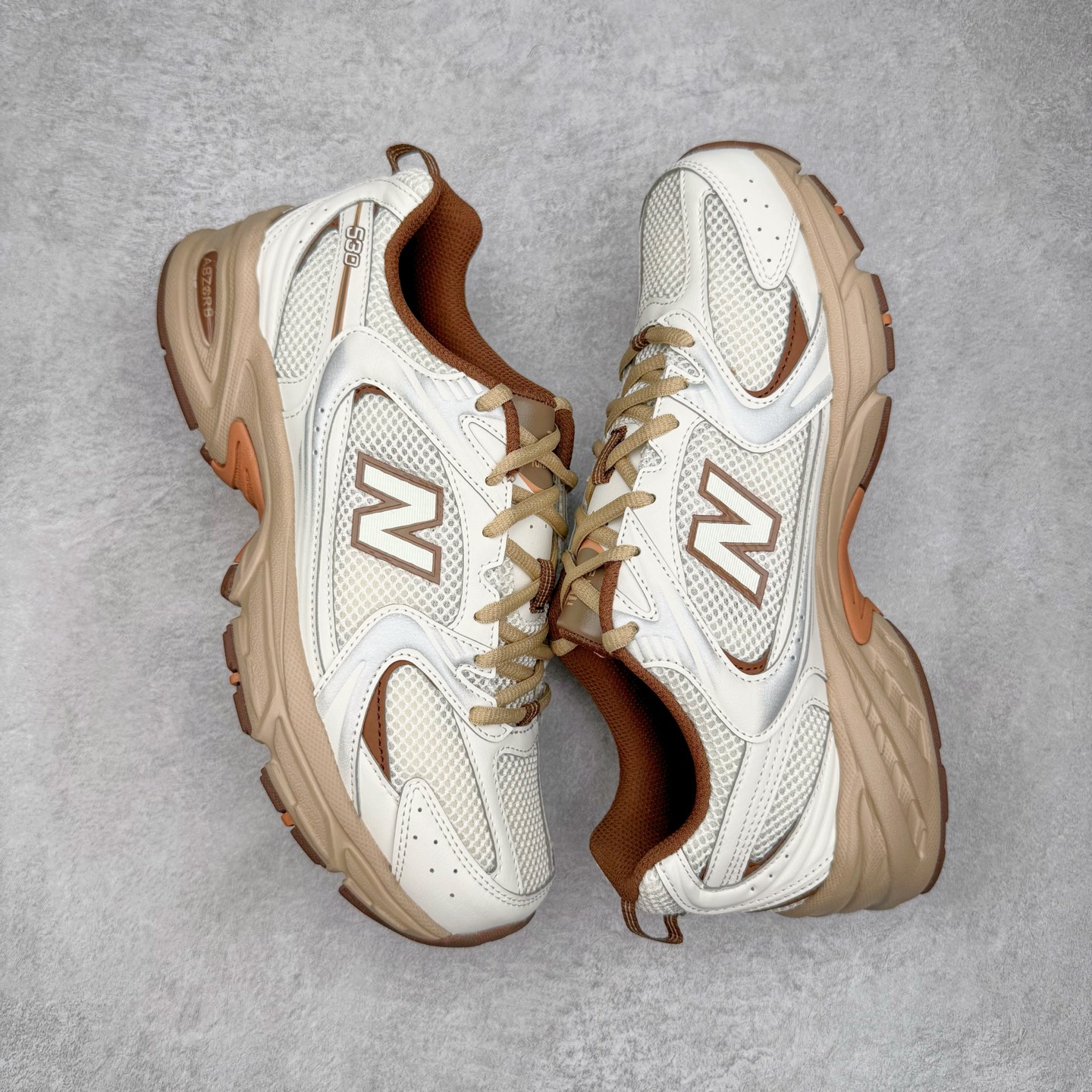 图片[3]-＃G版纯原 New Balance MR530NI NB新百伦复古透气跑步鞋 全套原楦原纸板原厂数据开发 同步原鞋一次Model大底 全鞋电脑针车加持 原厂网布TPU高频工艺 正确中底拉帮 高密度丽新布中底 抛弃过往以皮革为主的人气轮廓 以极具复古风范的跑鞋外观呈现 设计上全鞋以简约清爽的纯白色作基底 鞋身覆盖大面积织物网眼材质 并于鞋头、鞋带孔眼片等细节处点缀对比鲜明的反光银镀层凸显 鞋舌、侧身等位置则辅以一贯的「N」字标志和品牌徽标彰显身份 最后通过搭载的 ABZORB 缓震中底完善整体造型 尺码：36 37 37.5 38 38.5 39.5 40 40.5 41.5 42 42.5 43 44 44.5 45 45.5 46.5 47-选品中心