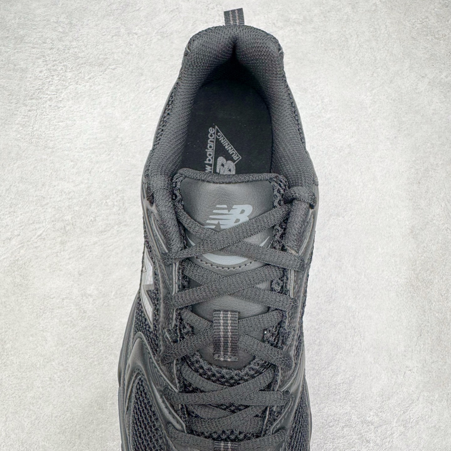 图片[5]-＃G版纯原 New Balance MR530FB1 NB新百伦复古透气跑步鞋 全套原楦原纸板原厂数据开发 同步原鞋一次Model大底 全鞋电脑针车加持 原厂网布TPU高频工艺 正确中底拉帮 高密度丽新布中底 抛弃过往以皮革为主的人气轮廓 以极具复古风范的跑鞋外观呈现 设计上全鞋以简约清爽的纯白色作基底 鞋身覆盖大面积织物网眼材质 并于鞋头、鞋带孔眼片等细节处点缀对比鲜明的反光银镀层凸显 鞋舌、侧身等位置则辅以一贯的「N」字标志和品牌徽标彰显身份 最后通过搭载的 ABZORB 缓震中底完善整体造型 尺码：36 37 37.5 38 38.5 39.5 40 40.5 41.5 42 42.5 43 44 44.5 45 45.5 46.5 47-选品中心