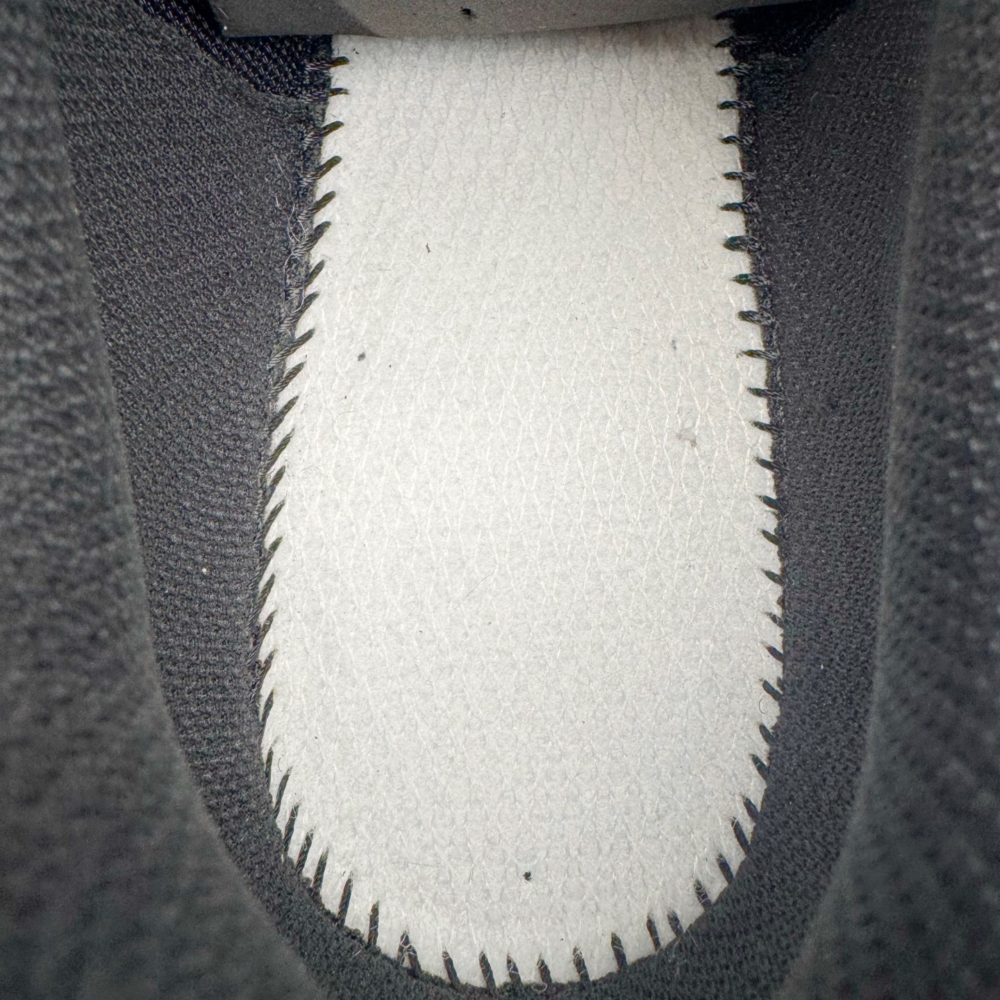 图片[10]-＃G版纯原 New Balance MR530FB1 NB新百伦复古透气跑步鞋 全套原楦原纸板原厂数据开发 同步原鞋一次Model大底 全鞋电脑针车加持 原厂网布TPU高频工艺 正确中底拉帮 高密度丽新布中底 抛弃过往以皮革为主的人气轮廓 以极具复古风范的跑鞋外观呈现 设计上全鞋以简约清爽的纯白色作基底 鞋身覆盖大面积织物网眼材质 并于鞋头、鞋带孔眼片等细节处点缀对比鲜明的反光银镀层凸显 鞋舌、侧身等位置则辅以一贯的「N」字标志和品牌徽标彰显身份 最后通过搭载的 ABZORB 缓震中底完善整体造型 尺码：36 37 37.5 38 38.5 39.5 40 40.5 41.5 42 42.5 43 44 44.5 45 45.5 46.5 47-选品中心