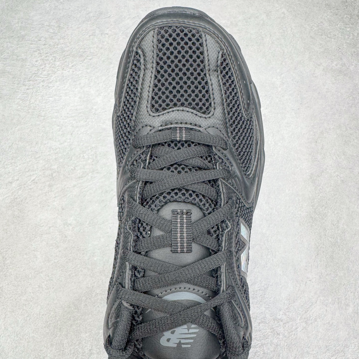 图片[4]-＃G版纯原 New Balance MR530FB1 NB新百伦复古透气跑步鞋 全套原楦原纸板原厂数据开发 同步原鞋一次Model大底 全鞋电脑针车加持 原厂网布TPU高频工艺 正确中底拉帮 高密度丽新布中底 抛弃过往以皮革为主的人气轮廓 以极具复古风范的跑鞋外观呈现 设计上全鞋以简约清爽的纯白色作基底 鞋身覆盖大面积织物网眼材质 并于鞋头、鞋带孔眼片等细节处点缀对比鲜明的反光银镀层凸显 鞋舌、侧身等位置则辅以一贯的「N」字标志和品牌徽标彰显身份 最后通过搭载的 ABZORB 缓震中底完善整体造型 尺码：36 37 37.5 38 38.5 39.5 40 40.5 41.5 42 42.5 43 44 44.5 45 45.5 46.5 47-选品中心