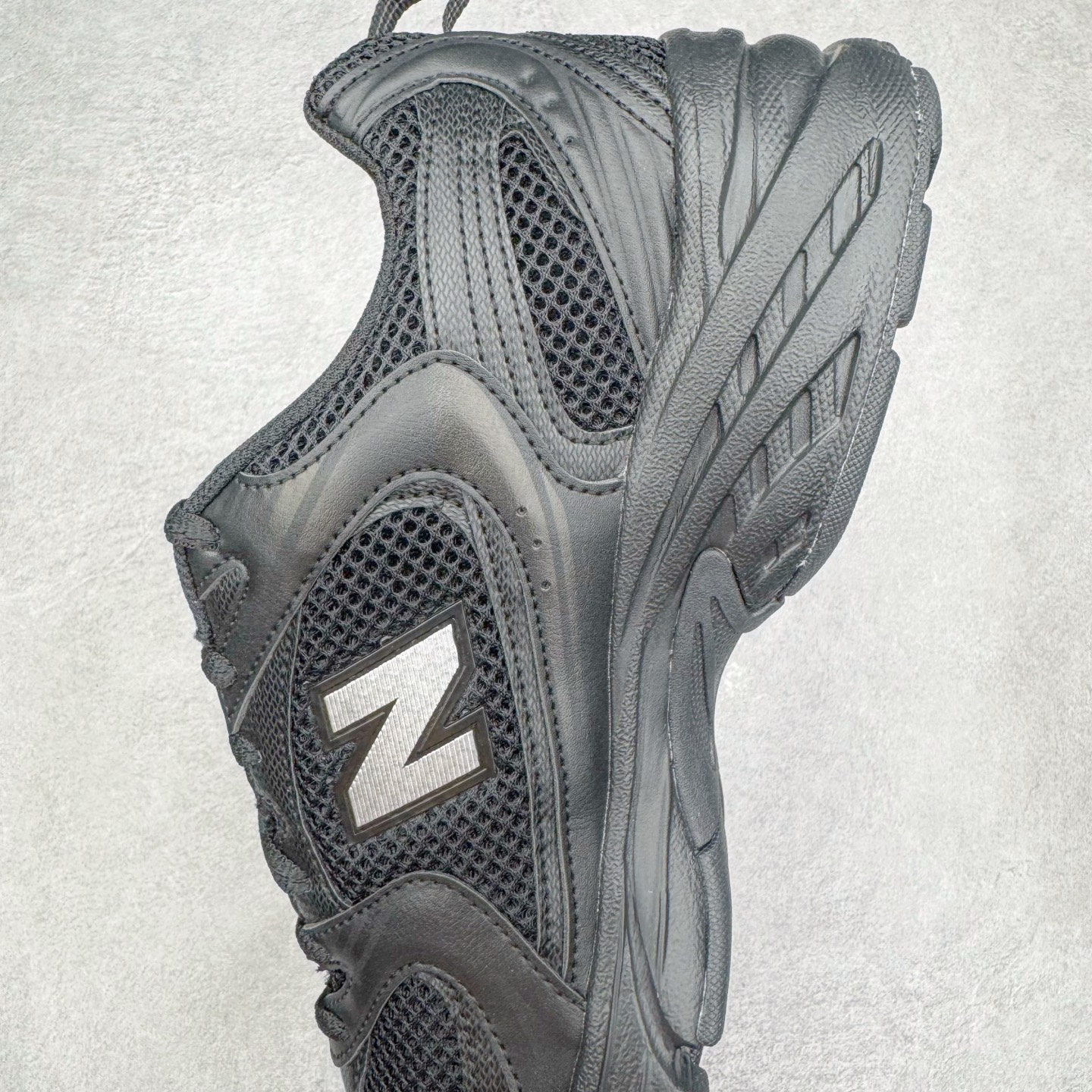 图片[7]-＃G版纯原 New Balance MR530FB1 NB新百伦复古透气跑步鞋 全套原楦原纸板原厂数据开发 同步原鞋一次Model大底 全鞋电脑针车加持 原厂网布TPU高频工艺 正确中底拉帮 高密度丽新布中底 抛弃过往以皮革为主的人气轮廓 以极具复古风范的跑鞋外观呈现 设计上全鞋以简约清爽的纯白色作基底 鞋身覆盖大面积织物网眼材质 并于鞋头、鞋带孔眼片等细节处点缀对比鲜明的反光银镀层凸显 鞋舌、侧身等位置则辅以一贯的「N」字标志和品牌徽标彰显身份 最后通过搭载的 ABZORB 缓震中底完善整体造型 尺码：36 37 37.5 38 38.5 39.5 40 40.5 41.5 42 42.5 43 44 44.5 45 45.5 46.5 47-选品中心