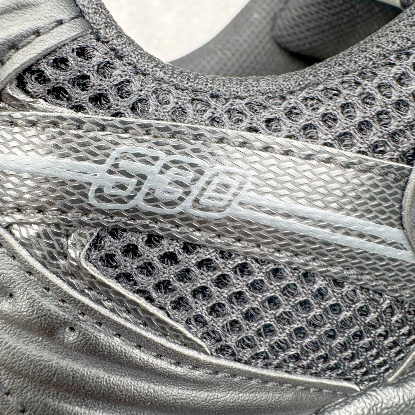 图片[16]-＃G版纯原 New Balance MR530FB1 NB新百伦复古透气跑步鞋 全套原楦原纸板原厂数据开发 同步原鞋一次Model大底 全鞋电脑针车加持 原厂网布TPU高频工艺 正确中底拉帮 高密度丽新布中底 抛弃过往以皮革为主的人气轮廓 以极具复古风范的跑鞋外观呈现 设计上全鞋以简约清爽的纯白色作基底 鞋身覆盖大面积织物网眼材质 并于鞋头、鞋带孔眼片等细节处点缀对比鲜明的反光银镀层凸显 鞋舌、侧身等位置则辅以一贯的「N」字标志和品牌徽标彰显身份 最后通过搭载的 ABZORB 缓震中底完善整体造型 尺码：36 37 37.5 38 38.5 39.5 40 40.5 41.5 42 42.5 43 44 44.5 45 45.5 46.5 47-选品中心