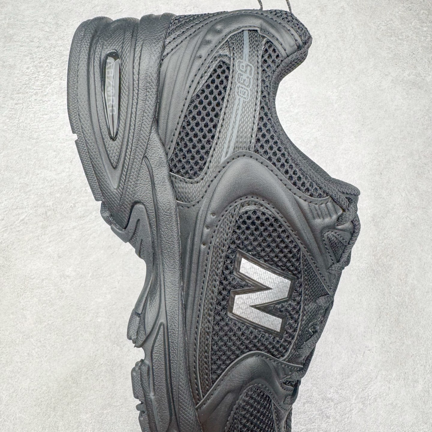 图片[6]-＃G版纯原 New Balance MR530FB1 NB新百伦复古透气跑步鞋 全套原楦原纸板原厂数据开发 同步原鞋一次Model大底 全鞋电脑针车加持 原厂网布TPU高频工艺 正确中底拉帮 高密度丽新布中底 抛弃过往以皮革为主的人气轮廓 以极具复古风范的跑鞋外观呈现 设计上全鞋以简约清爽的纯白色作基底 鞋身覆盖大面积织物网眼材质 并于鞋头、鞋带孔眼片等细节处点缀对比鲜明的反光银镀层凸显 鞋舌、侧身等位置则辅以一贯的「N」字标志和品牌徽标彰显身份 最后通过搭载的 ABZORB 缓震中底完善整体造型 尺码：36 37 37.5 38 38.5 39.5 40 40.5 41.5 42 42.5 43 44 44.5 45 45.5 46.5 47-选品中心