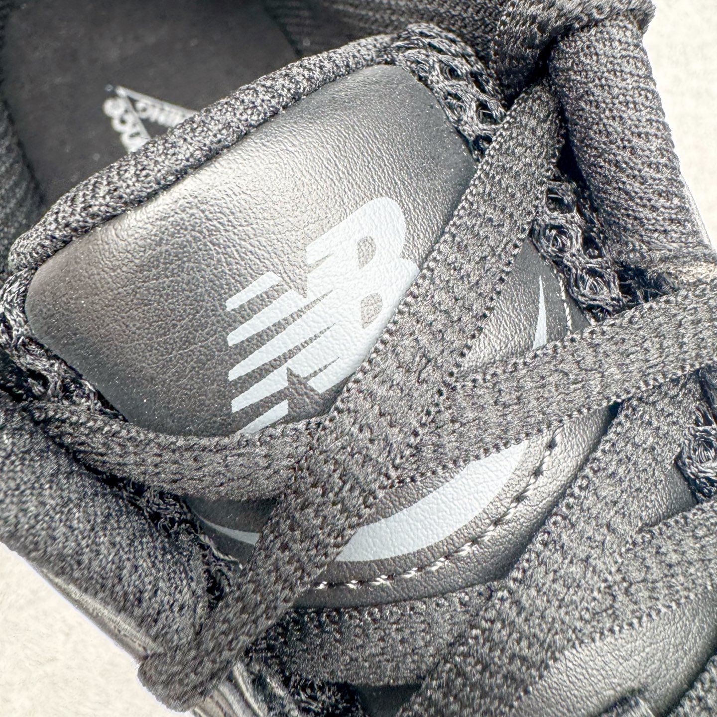 图片[13]-＃G版纯原 New Balance MR530FB1 NB新百伦复古透气跑步鞋 全套原楦原纸板原厂数据开发 同步原鞋一次Model大底 全鞋电脑针车加持 原厂网布TPU高频工艺 正确中底拉帮 高密度丽新布中底 抛弃过往以皮革为主的人气轮廓 以极具复古风范的跑鞋外观呈现 设计上全鞋以简约清爽的纯白色作基底 鞋身覆盖大面积织物网眼材质 并于鞋头、鞋带孔眼片等细节处点缀对比鲜明的反光银镀层凸显 鞋舌、侧身等位置则辅以一贯的「N」字标志和品牌徽标彰显身份 最后通过搭载的 ABZORB 缓震中底完善整体造型 尺码：36 37 37.5 38 38.5 39.5 40 40.5 41.5 42 42.5 43 44 44.5 45 45.5 46.5 47-选品中心