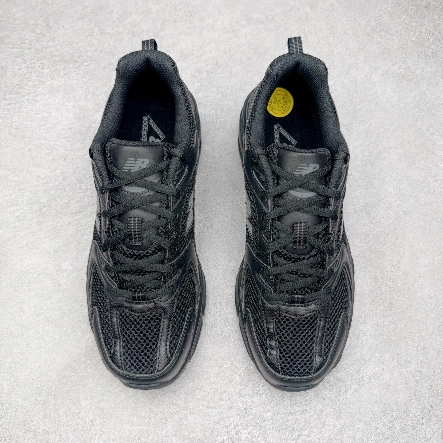 图片[2]-＃G版纯原 New Balance MR530FB1 NB新百伦复古透气跑步鞋 全套原楦原纸板原厂数据开发 同步原鞋一次Model大底 全鞋电脑针车加持 原厂网布TPU高频工艺 正确中底拉帮 高密度丽新布中底 抛弃过往以皮革为主的人气轮廓 以极具复古风范的跑鞋外观呈现 设计上全鞋以简约清爽的纯白色作基底 鞋身覆盖大面积织物网眼材质 并于鞋头、鞋带孔眼片等细节处点缀对比鲜明的反光银镀层凸显 鞋舌、侧身等位置则辅以一贯的「N」字标志和品牌徽标彰显身份 最后通过搭载的 ABZORB 缓震中底完善整体造型 尺码：36 37 37.5 38 38.5 39.5 40 40.5 41.5 42 42.5 43 44 44.5 45 45.5 46.5 47-选品中心