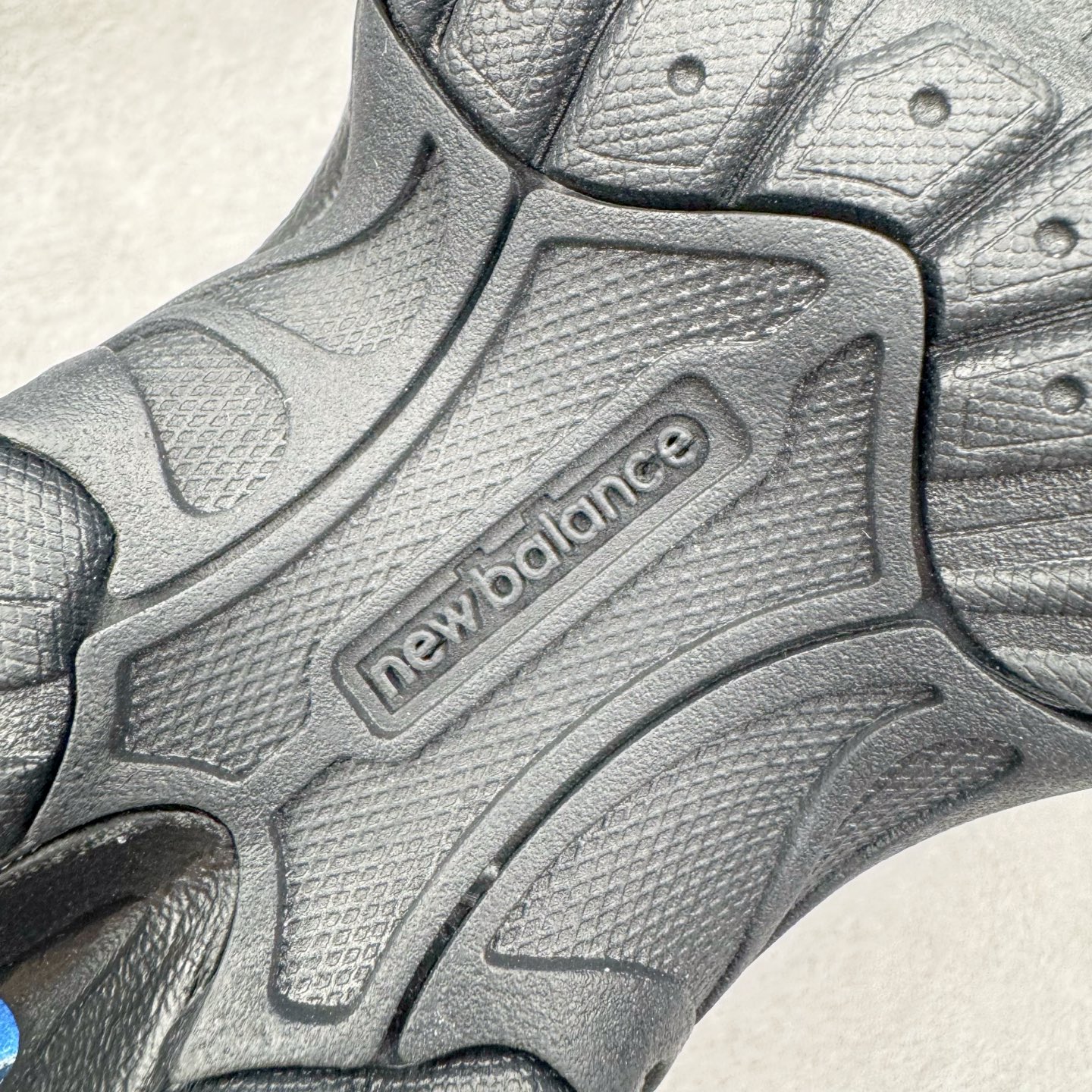 图片[18]-＃G版纯原 New Balance MR530FB1 NB新百伦复古透气跑步鞋 全套原楦原纸板原厂数据开发 同步原鞋一次Model大底 全鞋电脑针车加持 原厂网布TPU高频工艺 正确中底拉帮 高密度丽新布中底 抛弃过往以皮革为主的人气轮廓 以极具复古风范的跑鞋外观呈现 设计上全鞋以简约清爽的纯白色作基底 鞋身覆盖大面积织物网眼材质 并于鞋头、鞋带孔眼片等细节处点缀对比鲜明的反光银镀层凸显 鞋舌、侧身等位置则辅以一贯的「N」字标志和品牌徽标彰显身份 最后通过搭载的 ABZORB 缓震中底完善整体造型 尺码：36 37 37.5 38 38.5 39.5 40 40.5 41.5 42 42.5 43 44 44.5 45 45.5 46.5 47-选品中心