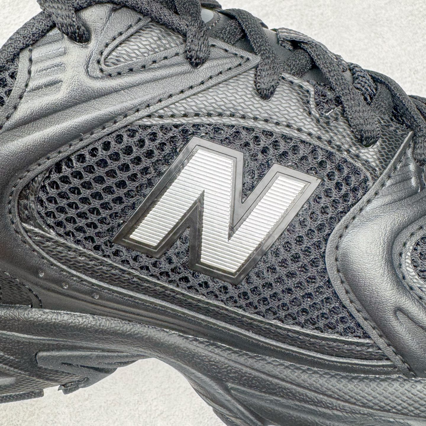 图片[15]-＃G版纯原 New Balance MR530FB1 NB新百伦复古透气跑步鞋 全套原楦原纸板原厂数据开发 同步原鞋一次Model大底 全鞋电脑针车加持 原厂网布TPU高频工艺 正确中底拉帮 高密度丽新布中底 抛弃过往以皮革为主的人气轮廓 以极具复古风范的跑鞋外观呈现 设计上全鞋以简约清爽的纯白色作基底 鞋身覆盖大面积织物网眼材质 并于鞋头、鞋带孔眼片等细节处点缀对比鲜明的反光银镀层凸显 鞋舌、侧身等位置则辅以一贯的「N」字标志和品牌徽标彰显身份 最后通过搭载的 ABZORB 缓震中底完善整体造型 尺码：36 37 37.5 38 38.5 39.5 40 40.5 41.5 42 42.5 43 44 44.5 45 45.5 46.5 47-选品中心