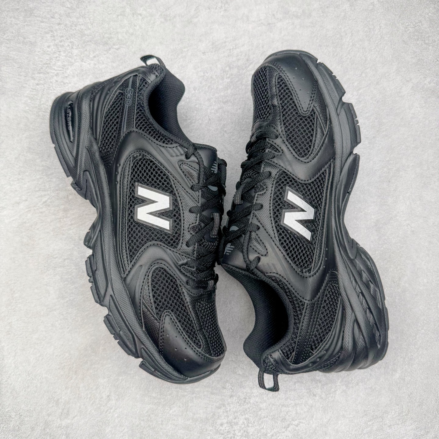 图片[3]-＃G版纯原 New Balance MR530FB1 NB新百伦复古透气跑步鞋 全套原楦原纸板原厂数据开发 同步原鞋一次Model大底 全鞋电脑针车加持 原厂网布TPU高频工艺 正确中底拉帮 高密度丽新布中底 抛弃过往以皮革为主的人气轮廓 以极具复古风范的跑鞋外观呈现 设计上全鞋以简约清爽的纯白色作基底 鞋身覆盖大面积织物网眼材质 并于鞋头、鞋带孔眼片等细节处点缀对比鲜明的反光银镀层凸显 鞋舌、侧身等位置则辅以一贯的「N」字标志和品牌徽标彰显身份 最后通过搭载的 ABZORB 缓震中底完善整体造型 尺码：36 37 37.5 38 38.5 39.5 40 40.5 41.5 42 42.5 43 44 44.5 45 45.5 46.5 47-选品中心