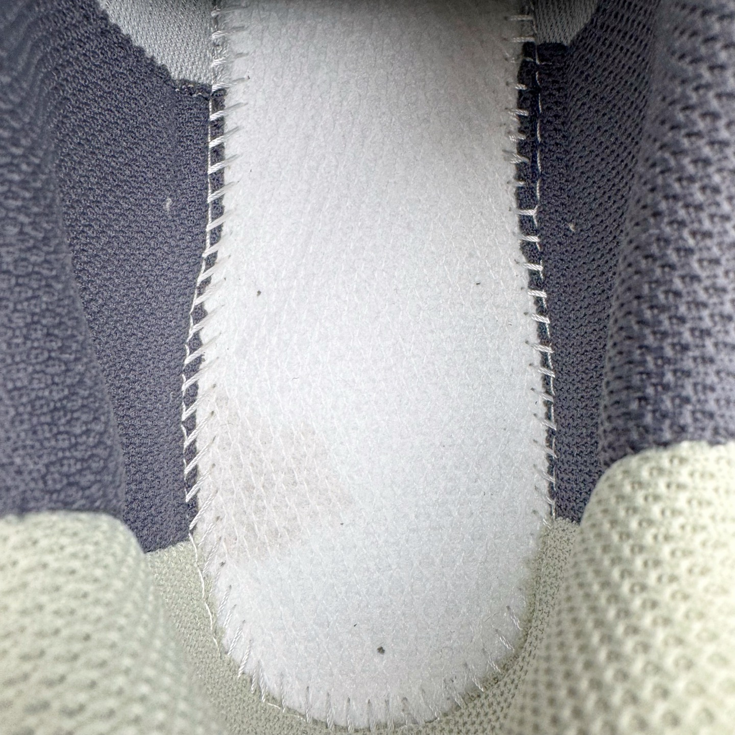 图片[10]-＃G版纯原 New Balance MR530KMW NB新百伦复古透气跑步鞋 全套原楦原纸板原厂数据开发 同步原鞋一次Model大底 全鞋电脑针车加持 原厂网布TPU高频工艺 正确中底拉帮 高密度丽新布中底 抛弃过往以皮革为主的人气轮廓 以极具复古风范的跑鞋外观呈现 设计上全鞋以简约清爽的纯白色作基底 鞋身覆盖大面积织物网眼材质 并于鞋头、鞋带孔眼片等细节处点缀对比鲜明的反光银镀层凸显 鞋舌、侧身等位置则辅以一贯的「N」字标志和品牌徽标彰显身份 最后通过搭载的 ABZORB 缓震中底完善整体造型 尺码：36 37 37.5 38 38.5 39.5 40 40.5 41.5 42 42.5 43 44 44.5 45 45.5 46.5 47-选品中心