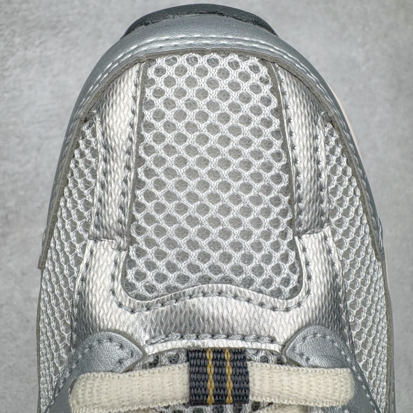 图片[14]-＃G版纯原 New Balance MR530KMW NB新百伦复古透气跑步鞋 全套原楦原纸板原厂数据开发 同步原鞋一次Model大底 全鞋电脑针车加持 原厂网布TPU高频工艺 正确中底拉帮 高密度丽新布中底 抛弃过往以皮革为主的人气轮廓 以极具复古风范的跑鞋外观呈现 设计上全鞋以简约清爽的纯白色作基底 鞋身覆盖大面积织物网眼材质 并于鞋头、鞋带孔眼片等细节处点缀对比鲜明的反光银镀层凸显 鞋舌、侧身等位置则辅以一贯的「N」字标志和品牌徽标彰显身份 最后通过搭载的 ABZORB 缓震中底完善整体造型 尺码：36 37 37.5 38 38.5 39.5 40 40.5 41.5 42 42.5 43 44 44.5 45 45.5 46.5 47-选品中心