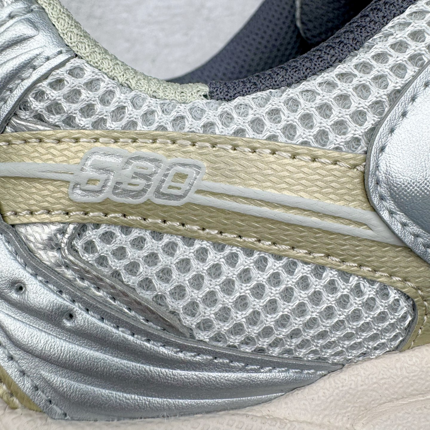 图片[17]-＃G版纯原 New Balance MR530KMW NB新百伦复古透气跑步鞋 全套原楦原纸板原厂数据开发 同步原鞋一次Model大底 全鞋电脑针车加持 原厂网布TPU高频工艺 正确中底拉帮 高密度丽新布中底 抛弃过往以皮革为主的人气轮廓 以极具复古风范的跑鞋外观呈现 设计上全鞋以简约清爽的纯白色作基底 鞋身覆盖大面积织物网眼材质 并于鞋头、鞋带孔眼片等细节处点缀对比鲜明的反光银镀层凸显 鞋舌、侧身等位置则辅以一贯的「N」字标志和品牌徽标彰显身份 最后通过搭载的 ABZORB 缓震中底完善整体造型 尺码：36 37 37.5 38 38.5 39.5 40 40.5 41.5 42 42.5 43 44 44.5 45 45.5 46.5 47-选品中心