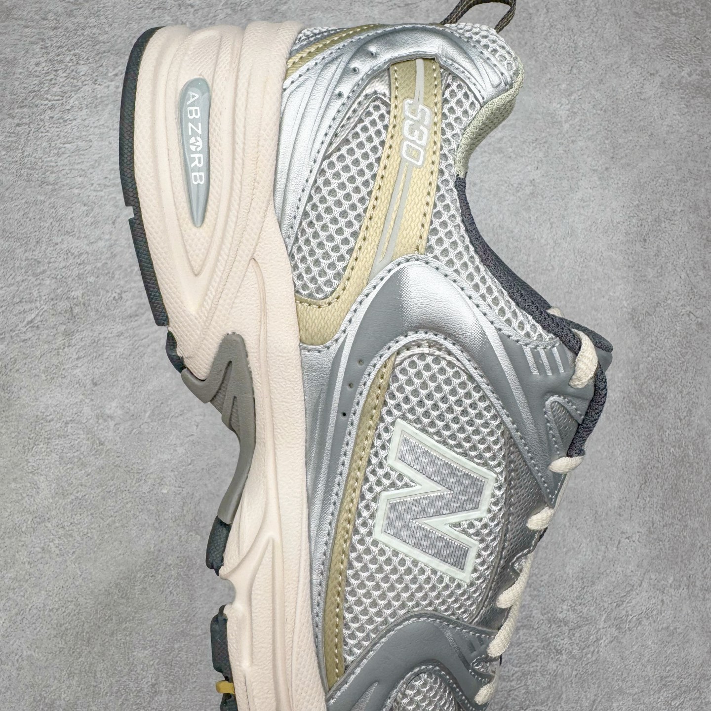图片[6]-＃G版纯原 New Balance MR530KMW NB新百伦复古透气跑步鞋 全套原楦原纸板原厂数据开发 同步原鞋一次Model大底 全鞋电脑针车加持 原厂网布TPU高频工艺 正确中底拉帮 高密度丽新布中底 抛弃过往以皮革为主的人气轮廓 以极具复古风范的跑鞋外观呈现 设计上全鞋以简约清爽的纯白色作基底 鞋身覆盖大面积织物网眼材质 并于鞋头、鞋带孔眼片等细节处点缀对比鲜明的反光银镀层凸显 鞋舌、侧身等位置则辅以一贯的「N」字标志和品牌徽标彰显身份 最后通过搭载的 ABZORB 缓震中底完善整体造型 尺码：36 37 37.5 38 38.5 39.5 40 40.5 41.5 42 42.5 43 44 44.5 45 45.5 46.5 47-选品中心