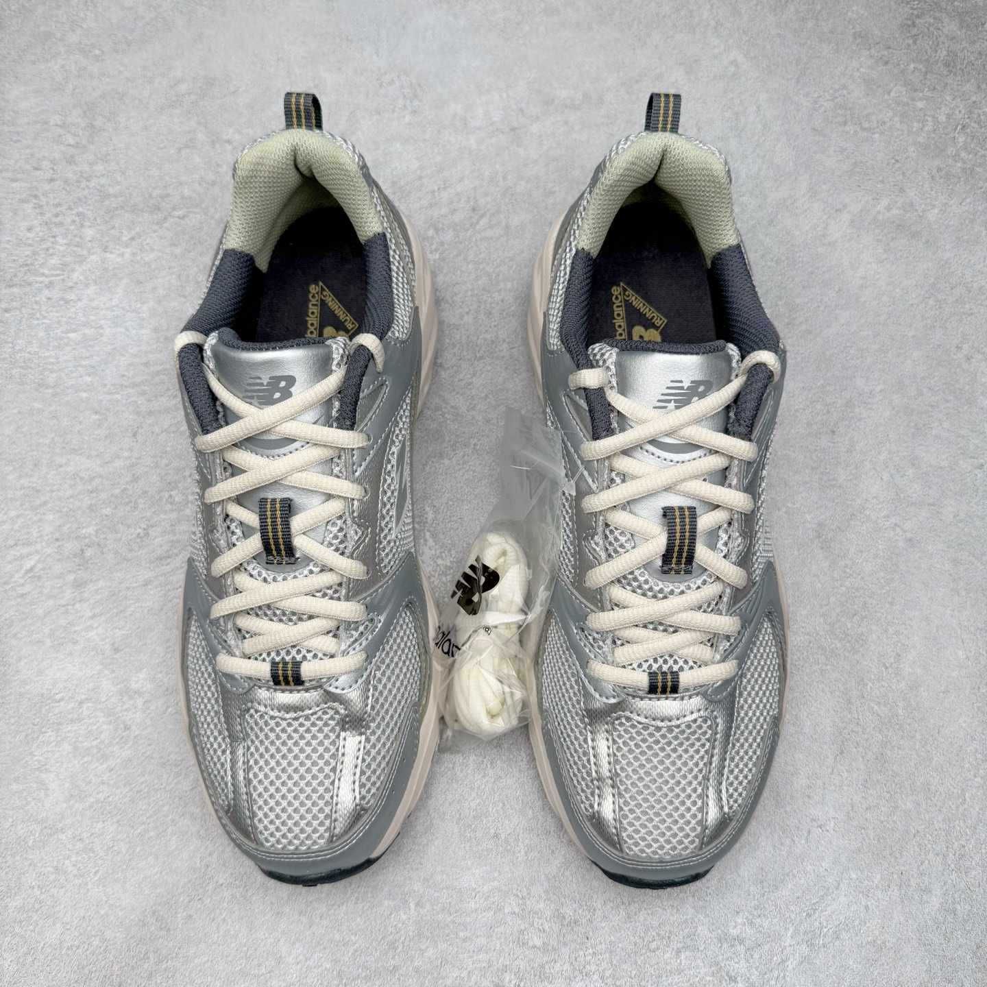 图片[2]-＃G版纯原 New Balance MR530KMW NB新百伦复古透气跑步鞋 全套原楦原纸板原厂数据开发 同步原鞋一次Model大底 全鞋电脑针车加持 原厂网布TPU高频工艺 正确中底拉帮 高密度丽新布中底 抛弃过往以皮革为主的人气轮廓 以极具复古风范的跑鞋外观呈现 设计上全鞋以简约清爽的纯白色作基底 鞋身覆盖大面积织物网眼材质 并于鞋头、鞋带孔眼片等细节处点缀对比鲜明的反光银镀层凸显 鞋舌、侧身等位置则辅以一贯的「N」字标志和品牌徽标彰显身份 最后通过搭载的 ABZORB 缓震中底完善整体造型 尺码：36 37 37.5 38 38.5 39.5 40 40.5 41.5 42 42.5 43 44 44.5 45 45.5 46.5 47-选品中心