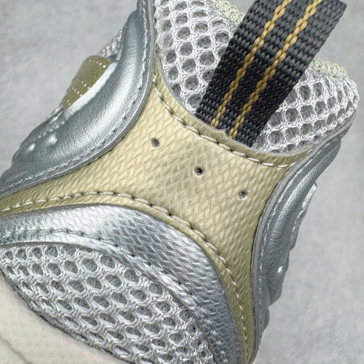 图片[15]-＃G版纯原 New Balance MR530KMW NB新百伦复古透气跑步鞋 全套原楦原纸板原厂数据开发 同步原鞋一次Model大底 全鞋电脑针车加持 原厂网布TPU高频工艺 正确中底拉帮 高密度丽新布中底 抛弃过往以皮革为主的人气轮廓 以极具复古风范的跑鞋外观呈现 设计上全鞋以简约清爽的纯白色作基底 鞋身覆盖大面积织物网眼材质 并于鞋头、鞋带孔眼片等细节处点缀对比鲜明的反光银镀层凸显 鞋舌、侧身等位置则辅以一贯的「N」字标志和品牌徽标彰显身份 最后通过搭载的 ABZORB 缓震中底完善整体造型 尺码：36 37 37.5 38 38.5 39.5 40 40.5 41.5 42 42.5 43 44 44.5 45 45.5 46.5 47-选品中心