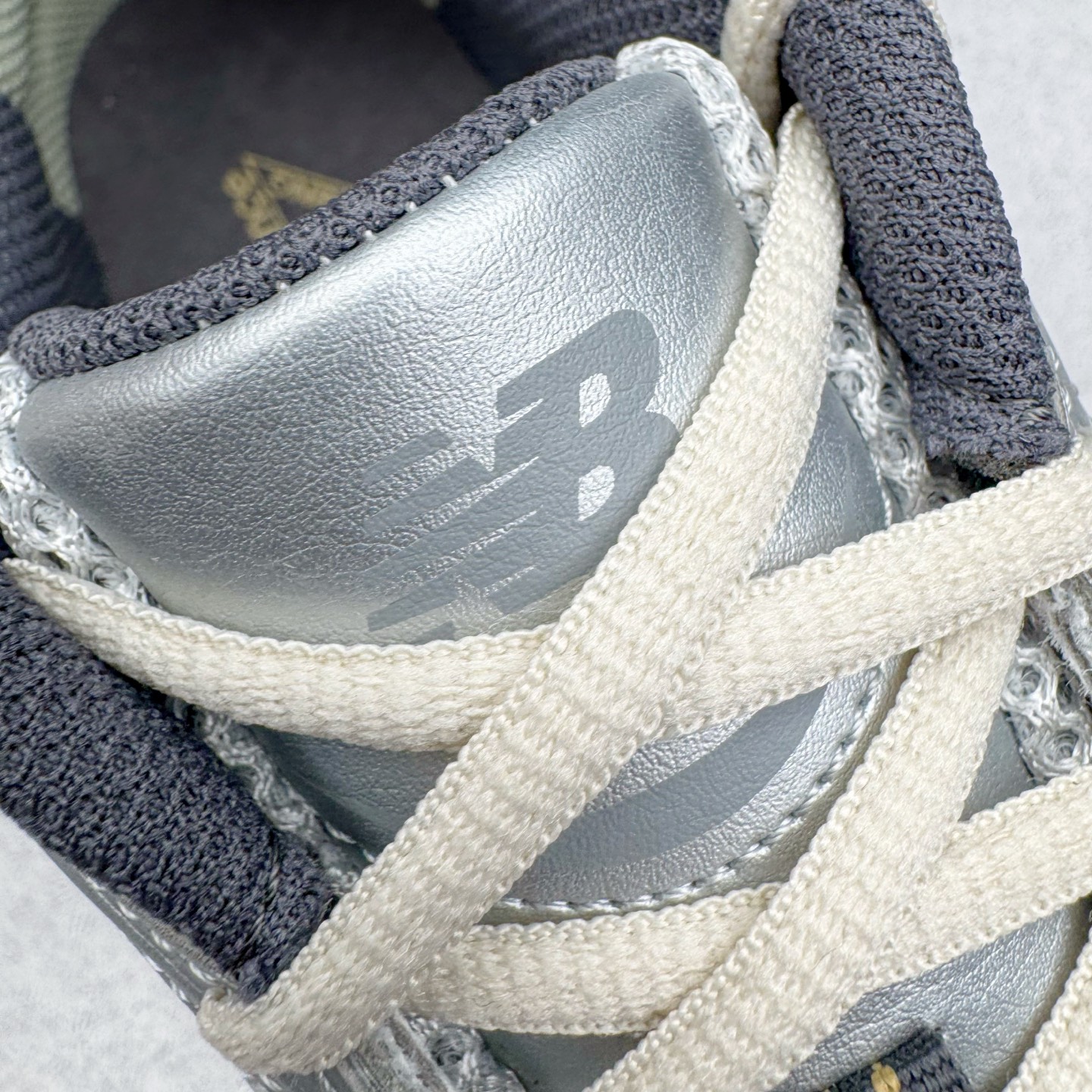 图片[13]-＃G版纯原 New Balance MR530KMW NB新百伦复古透气跑步鞋 全套原楦原纸板原厂数据开发 同步原鞋一次Model大底 全鞋电脑针车加持 原厂网布TPU高频工艺 正确中底拉帮 高密度丽新布中底 抛弃过往以皮革为主的人气轮廓 以极具复古风范的跑鞋外观呈现 设计上全鞋以简约清爽的纯白色作基底 鞋身覆盖大面积织物网眼材质 并于鞋头、鞋带孔眼片等细节处点缀对比鲜明的反光银镀层凸显 鞋舌、侧身等位置则辅以一贯的「N」字标志和品牌徽标彰显身份 最后通过搭载的 ABZORB 缓震中底完善整体造型 尺码：36 37 37.5 38 38.5 39.5 40 40.5 41.5 42 42.5 43 44 44.5 45 45.5 46.5 47-选品中心