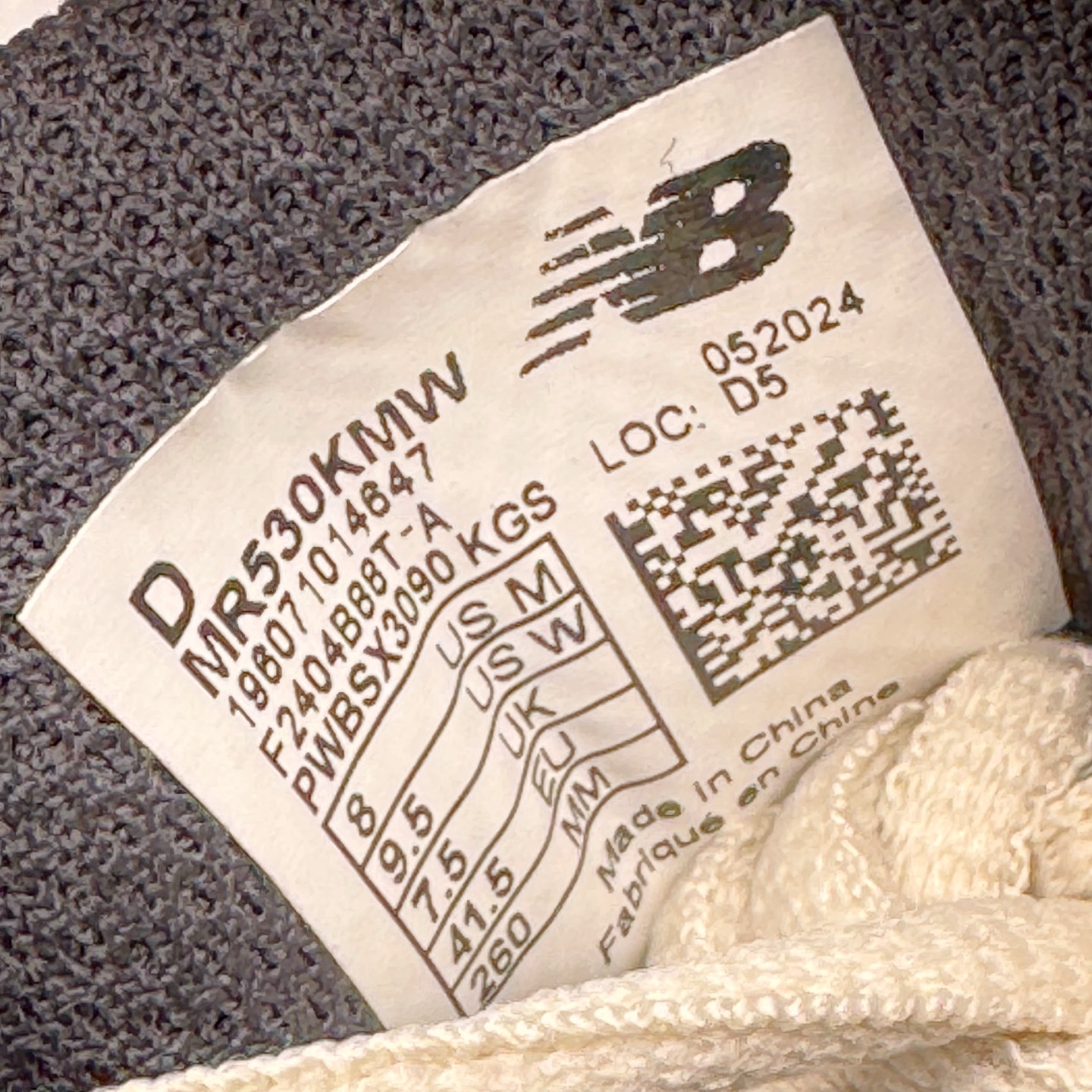 图片[11]-＃G版纯原 New Balance MR530KMW NB新百伦复古透气跑步鞋 全套原楦原纸板原厂数据开发 同步原鞋一次Model大底 全鞋电脑针车加持 原厂网布TPU高频工艺 正确中底拉帮 高密度丽新布中底 抛弃过往以皮革为主的人气轮廓 以极具复古风范的跑鞋外观呈现 设计上全鞋以简约清爽的纯白色作基底 鞋身覆盖大面积织物网眼材质 并于鞋头、鞋带孔眼片等细节处点缀对比鲜明的反光银镀层凸显 鞋舌、侧身等位置则辅以一贯的「N」字标志和品牌徽标彰显身份 最后通过搭载的 ABZORB 缓震中底完善整体造型 尺码：36 37 37.5 38 38.5 39.5 40 40.5 41.5 42 42.5 43 44 44.5 45 45.5 46.5 47-选品中心