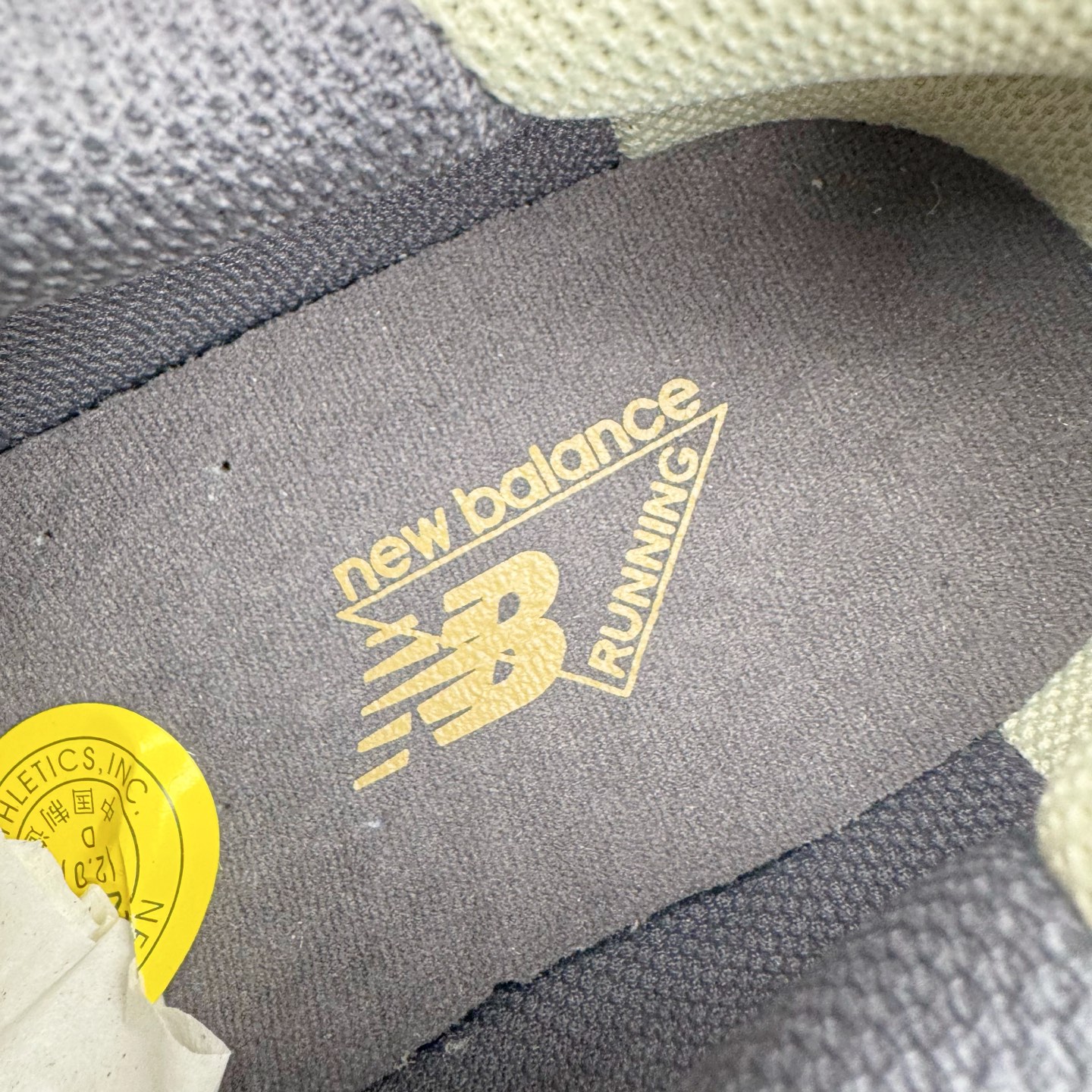 图片[12]-＃G版纯原 New Balance MR530KMW NB新百伦复古透气跑步鞋 全套原楦原纸板原厂数据开发 同步原鞋一次Model大底 全鞋电脑针车加持 原厂网布TPU高频工艺 正确中底拉帮 高密度丽新布中底 抛弃过往以皮革为主的人气轮廓 以极具复古风范的跑鞋外观呈现 设计上全鞋以简约清爽的纯白色作基底 鞋身覆盖大面积织物网眼材质 并于鞋头、鞋带孔眼片等细节处点缀对比鲜明的反光银镀层凸显 鞋舌、侧身等位置则辅以一贯的「N」字标志和品牌徽标彰显身份 最后通过搭载的 ABZORB 缓震中底完善整体造型 尺码：36 37 37.5 38 38.5 39.5 40 40.5 41.5 42 42.5 43 44 44.5 45 45.5 46.5 47-选品中心