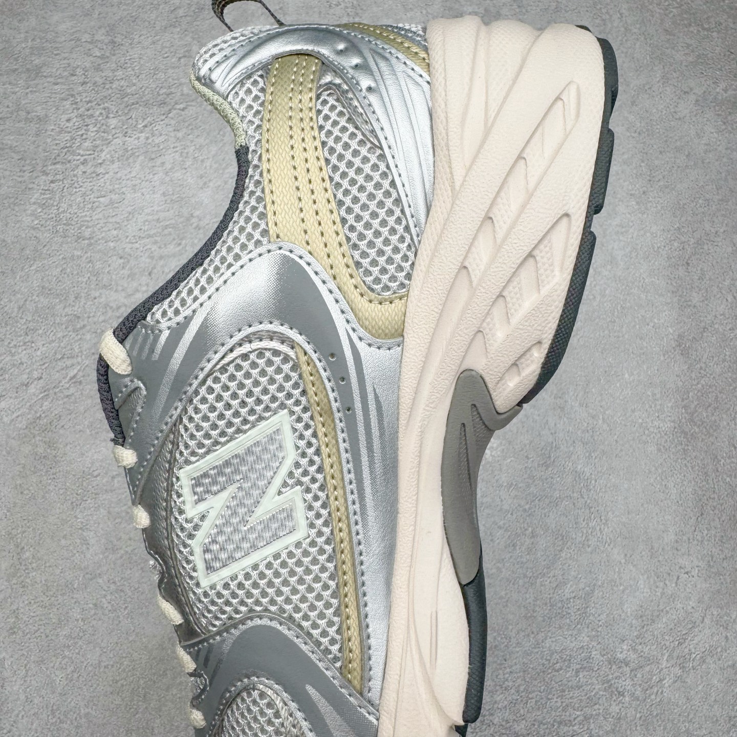图片[7]-＃G版纯原 New Balance MR530KMW NB新百伦复古透气跑步鞋 全套原楦原纸板原厂数据开发 同步原鞋一次Model大底 全鞋电脑针车加持 原厂网布TPU高频工艺 正确中底拉帮 高密度丽新布中底 抛弃过往以皮革为主的人气轮廓 以极具复古风范的跑鞋外观呈现 设计上全鞋以简约清爽的纯白色作基底 鞋身覆盖大面积织物网眼材质 并于鞋头、鞋带孔眼片等细节处点缀对比鲜明的反光银镀层凸显 鞋舌、侧身等位置则辅以一贯的「N」字标志和品牌徽标彰显身份 最后通过搭载的 ABZORB 缓震中底完善整体造型 尺码：36 37 37.5 38 38.5 39.5 40 40.5 41.5 42 42.5 43 44 44.5 45 45.5 46.5 47-选品中心