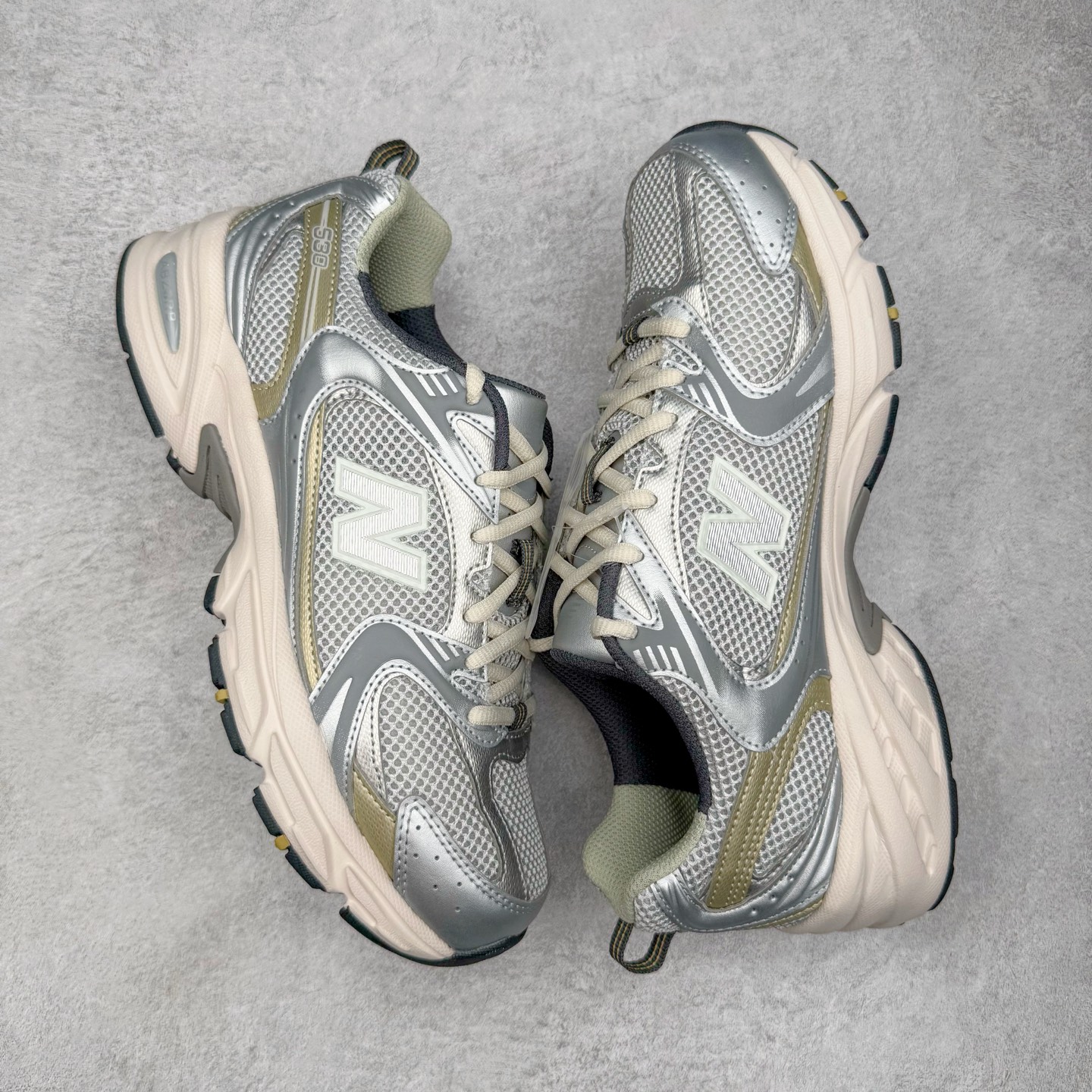 图片[3]-＃G版纯原 New Balance MR530KMW NB新百伦复古透气跑步鞋 全套原楦原纸板原厂数据开发 同步原鞋一次Model大底 全鞋电脑针车加持 原厂网布TPU高频工艺 正确中底拉帮 高密度丽新布中底 抛弃过往以皮革为主的人气轮廓 以极具复古风范的跑鞋外观呈现 设计上全鞋以简约清爽的纯白色作基底 鞋身覆盖大面积织物网眼材质 并于鞋头、鞋带孔眼片等细节处点缀对比鲜明的反光银镀层凸显 鞋舌、侧身等位置则辅以一贯的「N」字标志和品牌徽标彰显身份 最后通过搭载的 ABZORB 缓震中底完善整体造型 尺码：36 37 37.5 38 38.5 39.5 40 40.5 41.5 42 42.5 43 44 44.5 45 45.5 46.5 47-选品中心