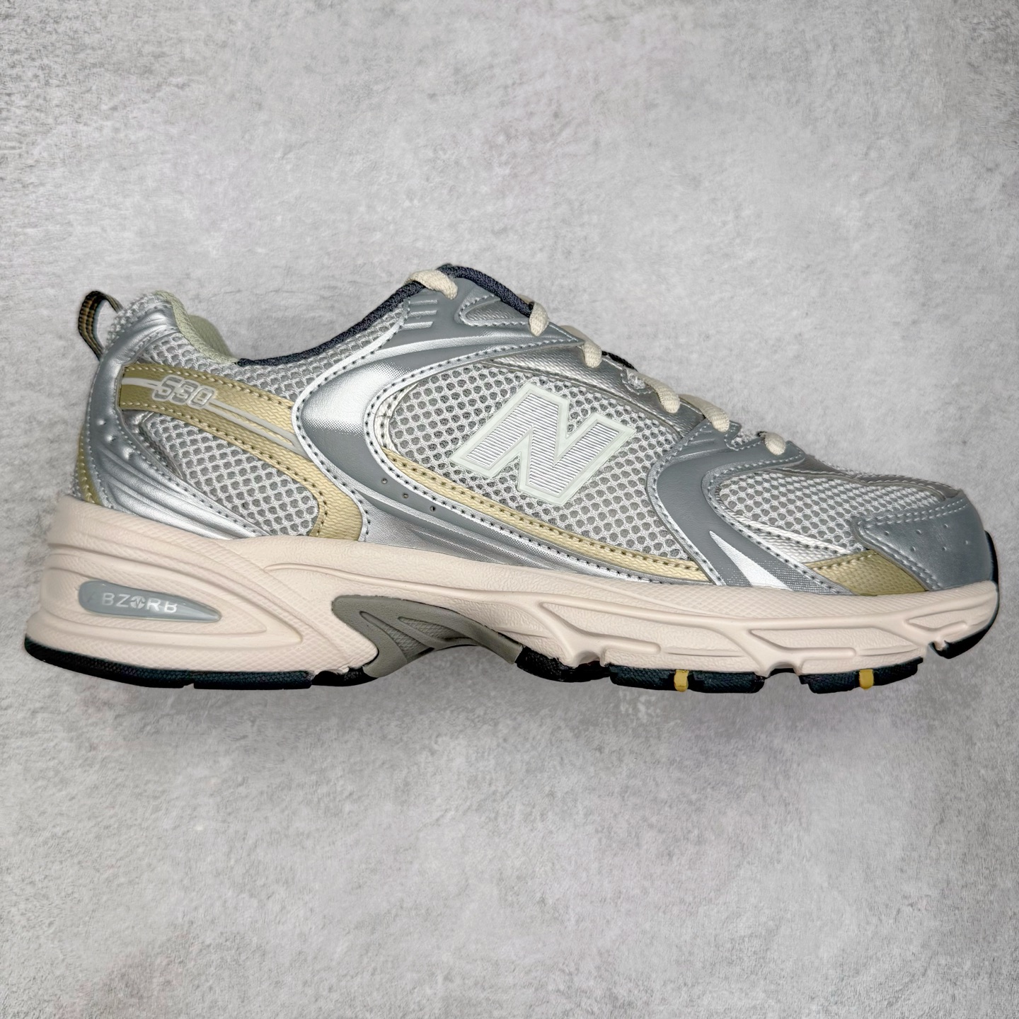 图片[5]-＃G版纯原 New Balance MR530 NB新百伦复古透气跑步鞋 全套原楦原纸板原厂数据开发 同步原鞋一次Model大底 全鞋电脑针车加持 原厂网布TPU高频工艺 正确中底拉帮 高密度丽新布中底 抛弃过往以皮革为主的人气轮廓 以极具复古风范的跑鞋外观呈现 设计上全鞋以简约清爽的纯白色作基底 鞋身覆盖大面积织物网眼材质 并于鞋头、鞋带孔眼片等细节处点缀对比鲜明的反光银镀层凸显 鞋舌、侧身等位置则辅以一贯的「N」字标志和品牌徽标彰显身份 最后通过搭载的 ABZORB 缓震中底完善整体造型 尺码：36 37 37.5 38 38.5 39.5 40 40.5 41.5 42 42.5 43 44 44.5 45 45.5 46.5 47-选品中心