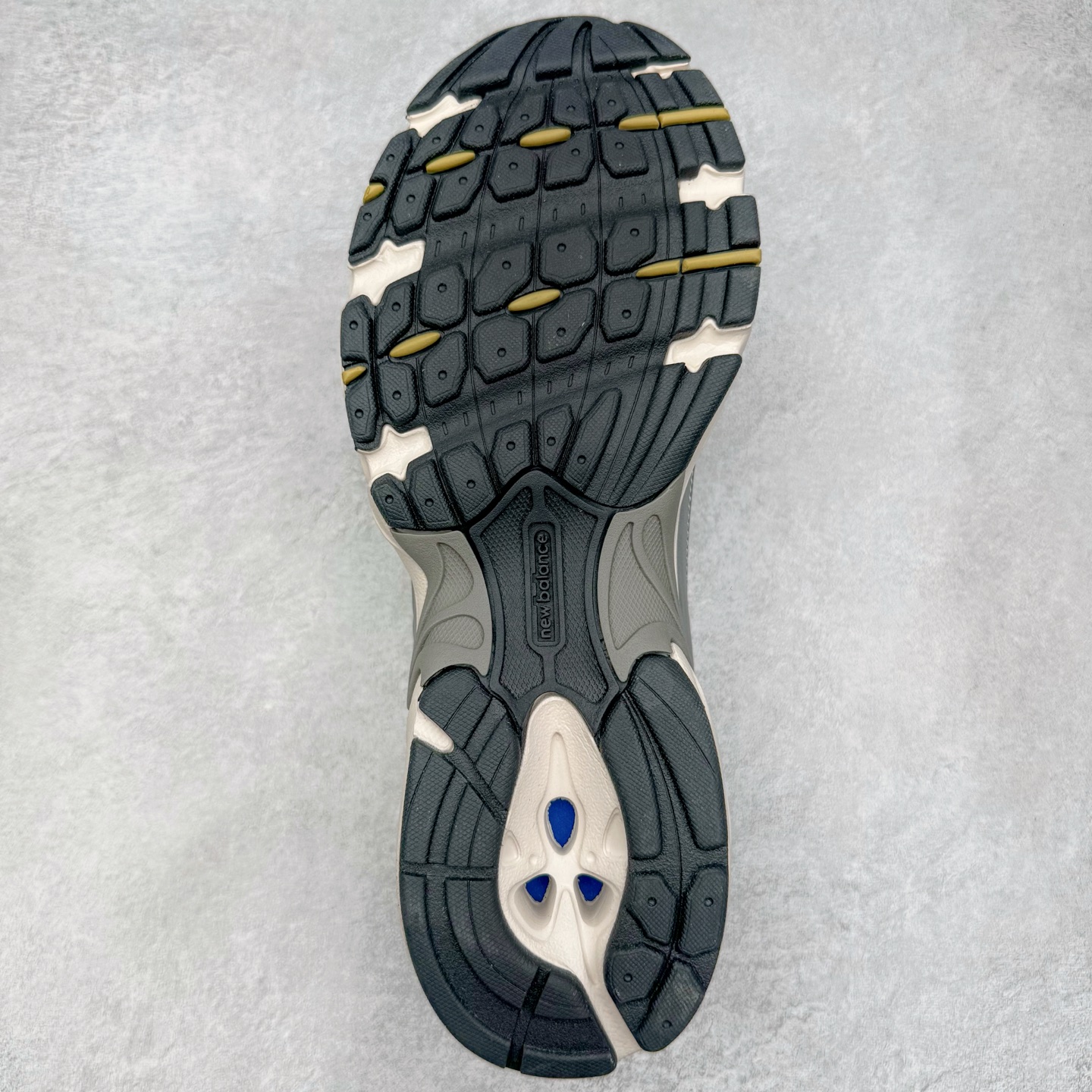 图片[9]-＃G版纯原 New Balance MR530KMW NB新百伦复古透气跑步鞋 全套原楦原纸板原厂数据开发 同步原鞋一次Model大底 全鞋电脑针车加持 原厂网布TPU高频工艺 正确中底拉帮 高密度丽新布中底 抛弃过往以皮革为主的人气轮廓 以极具复古风范的跑鞋外观呈现 设计上全鞋以简约清爽的纯白色作基底 鞋身覆盖大面积织物网眼材质 并于鞋头、鞋带孔眼片等细节处点缀对比鲜明的反光银镀层凸显 鞋舌、侧身等位置则辅以一贯的「N」字标志和品牌徽标彰显身份 最后通过搭载的 ABZORB 缓震中底完善整体造型 尺码：36 37 37.5 38 38.5 39.5 40 40.5 41.5 42 42.5 43 44 44.5 45 45.5 46.5 47-选品中心