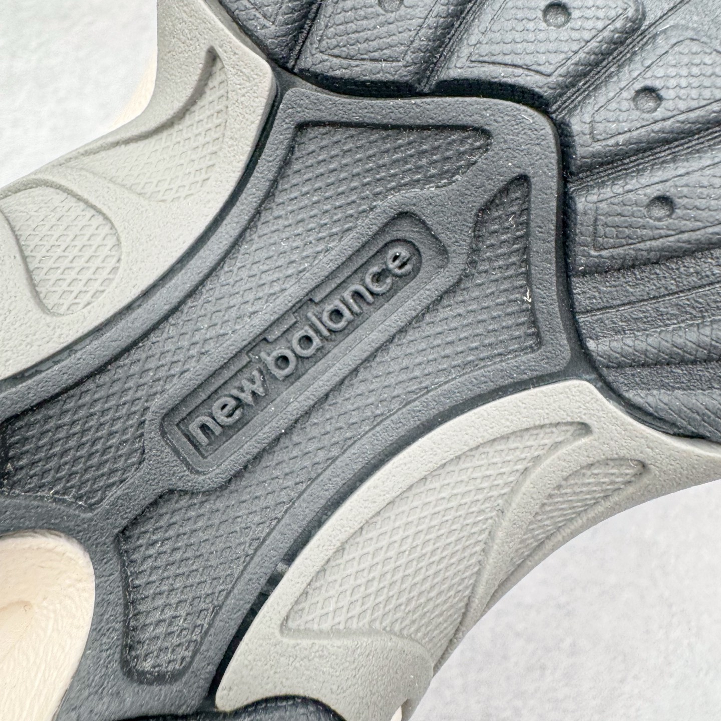 图片[20]-＃G版纯原 New Balance MR530KMW NB新百伦复古透气跑步鞋 全套原楦原纸板原厂数据开发 同步原鞋一次Model大底 全鞋电脑针车加持 原厂网布TPU高频工艺 正确中底拉帮 高密度丽新布中底 抛弃过往以皮革为主的人气轮廓 以极具复古风范的跑鞋外观呈现 设计上全鞋以简约清爽的纯白色作基底 鞋身覆盖大面积织物网眼材质 并于鞋头、鞋带孔眼片等细节处点缀对比鲜明的反光银镀层凸显 鞋舌、侧身等位置则辅以一贯的「N」字标志和品牌徽标彰显身份 最后通过搭载的 ABZORB 缓震中底完善整体造型 尺码：36 37 37.5 38 38.5 39.5 40 40.5 41.5 42 42.5 43 44 44.5 45 45.5 46.5 47-选品中心