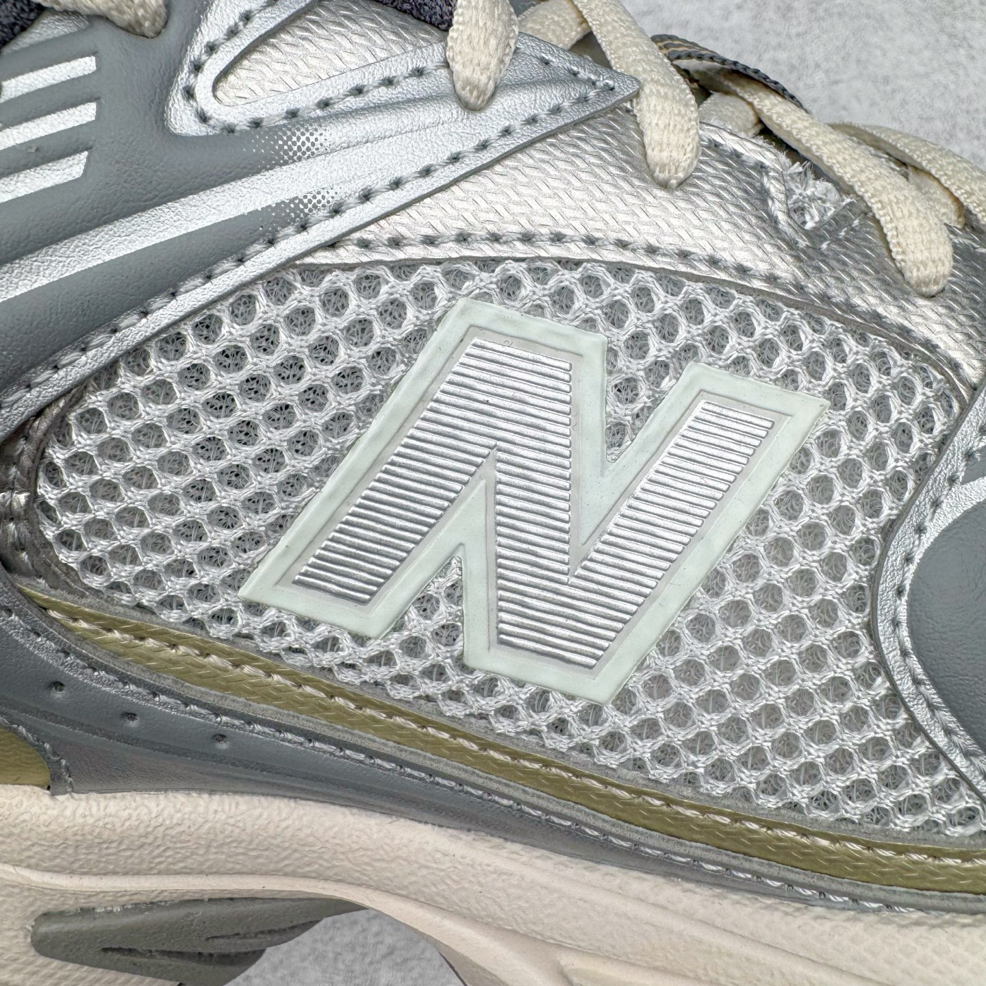 图片[16]-＃G版纯原 New Balance MR530KMW NB新百伦复古透气跑步鞋 全套原楦原纸板原厂数据开发 同步原鞋一次Model大底 全鞋电脑针车加持 原厂网布TPU高频工艺 正确中底拉帮 高密度丽新布中底 抛弃过往以皮革为主的人气轮廓 以极具复古风范的跑鞋外观呈现 设计上全鞋以简约清爽的纯白色作基底 鞋身覆盖大面积织物网眼材质 并于鞋头、鞋带孔眼片等细节处点缀对比鲜明的反光银镀层凸显 鞋舌、侧身等位置则辅以一贯的「N」字标志和品牌徽标彰显身份 最后通过搭载的 ABZORB 缓震中底完善整体造型 尺码：36 37 37.5 38 38.5 39.5 40 40.5 41.5 42 42.5 43 44 44.5 45 45.5 46.5 47-选品中心