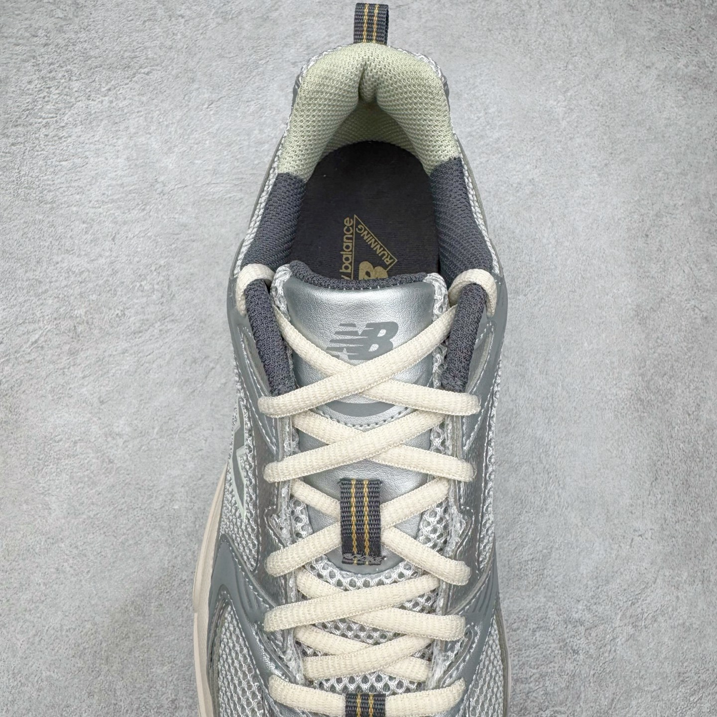 图片[5]-＃G版纯原 New Balance MR530KMW NB新百伦复古透气跑步鞋 全套原楦原纸板原厂数据开发 同步原鞋一次Model大底 全鞋电脑针车加持 原厂网布TPU高频工艺 正确中底拉帮 高密度丽新布中底 抛弃过往以皮革为主的人气轮廓 以极具复古风范的跑鞋外观呈现 设计上全鞋以简约清爽的纯白色作基底 鞋身覆盖大面积织物网眼材质 并于鞋头、鞋带孔眼片等细节处点缀对比鲜明的反光银镀层凸显 鞋舌、侧身等位置则辅以一贯的「N」字标志和品牌徽标彰显身份 最后通过搭载的 ABZORB 缓震中底完善整体造型 尺码：36 37 37.5 38 38.5 39.5 40 40.5 41.5 42 42.5 43 44 44.5 45 45.5 46.5 47-选品中心