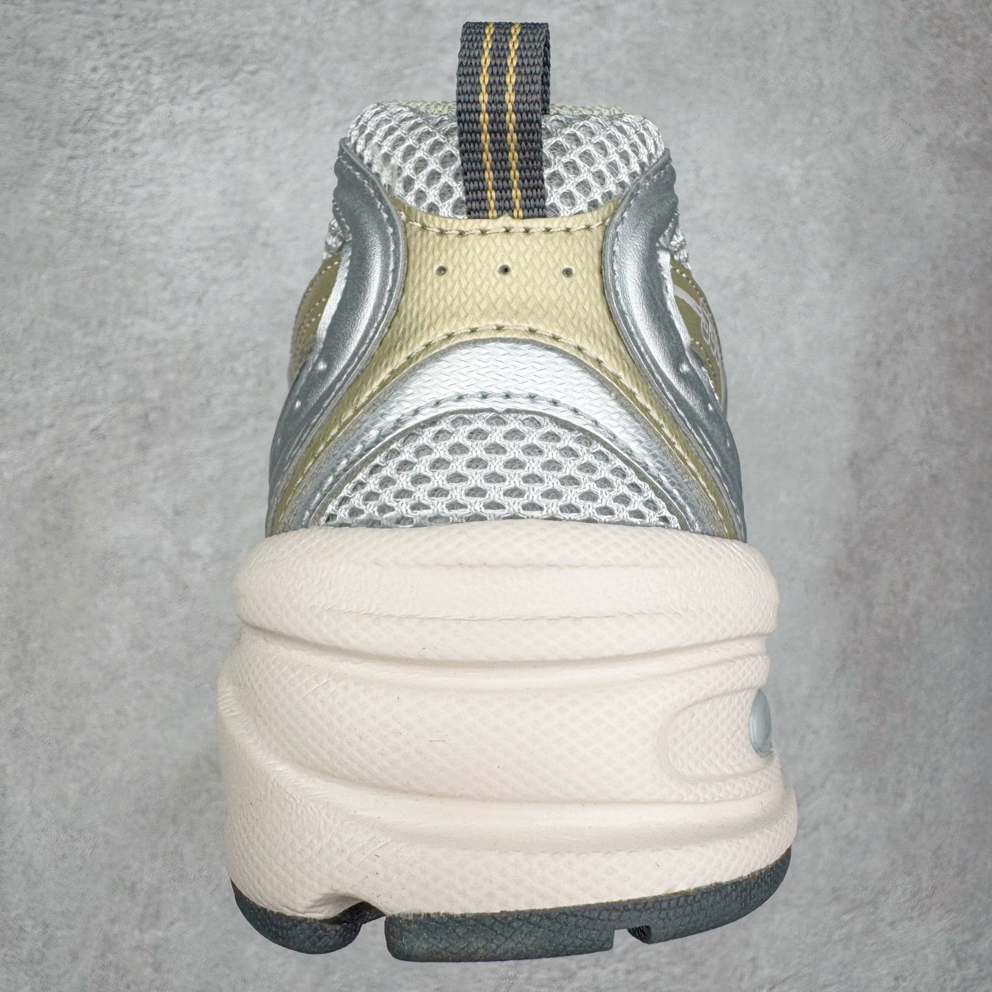 图片[8]-＃G版纯原 New Balance MR530KMW NB新百伦复古透气跑步鞋 全套原楦原纸板原厂数据开发 同步原鞋一次Model大底 全鞋电脑针车加持 原厂网布TPU高频工艺 正确中底拉帮 高密度丽新布中底 抛弃过往以皮革为主的人气轮廓 以极具复古风范的跑鞋外观呈现 设计上全鞋以简约清爽的纯白色作基底 鞋身覆盖大面积织物网眼材质 并于鞋头、鞋带孔眼片等细节处点缀对比鲜明的反光银镀层凸显 鞋舌、侧身等位置则辅以一贯的「N」字标志和品牌徽标彰显身份 最后通过搭载的 ABZORB 缓震中底完善整体造型 尺码：36 37 37.5 38 38.5 39.5 40 40.5 41.5 42 42.5 43 44 44.5 45 45.5 46.5 47-选品中心