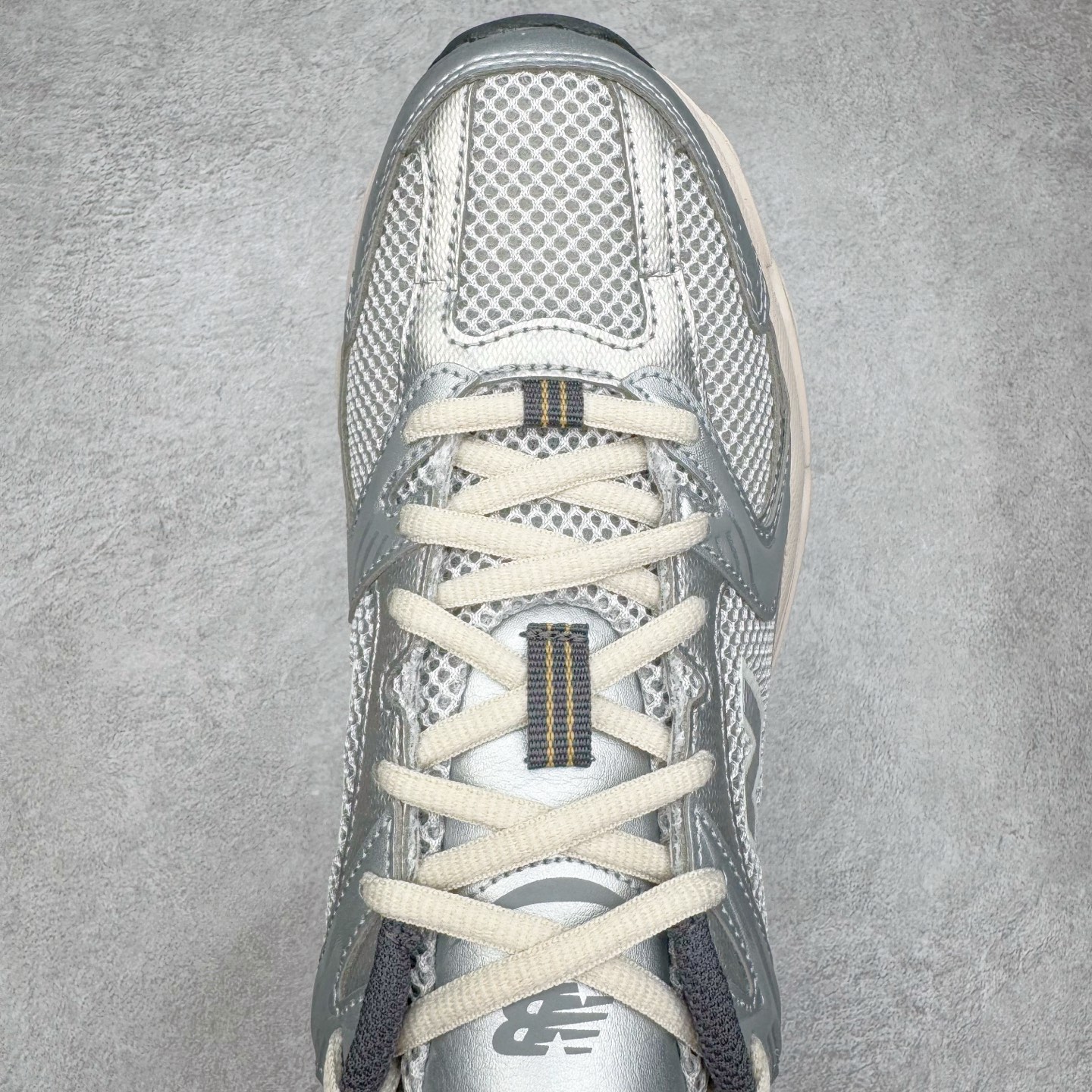 图片[4]-＃G版纯原 New Balance MR530KMW NB新百伦复古透气跑步鞋 全套原楦原纸板原厂数据开发 同步原鞋一次Model大底 全鞋电脑针车加持 原厂网布TPU高频工艺 正确中底拉帮 高密度丽新布中底 抛弃过往以皮革为主的人气轮廓 以极具复古风范的跑鞋外观呈现 设计上全鞋以简约清爽的纯白色作基底 鞋身覆盖大面积织物网眼材质 并于鞋头、鞋带孔眼片等细节处点缀对比鲜明的反光银镀层凸显 鞋舌、侧身等位置则辅以一贯的「N」字标志和品牌徽标彰显身份 最后通过搭载的 ABZORB 缓震中底完善整体造型 尺码：36 37 37.5 38 38.5 39.5 40 40.5 41.5 42 42.5 43 44 44.5 45 45.5 46.5 47-选品中心