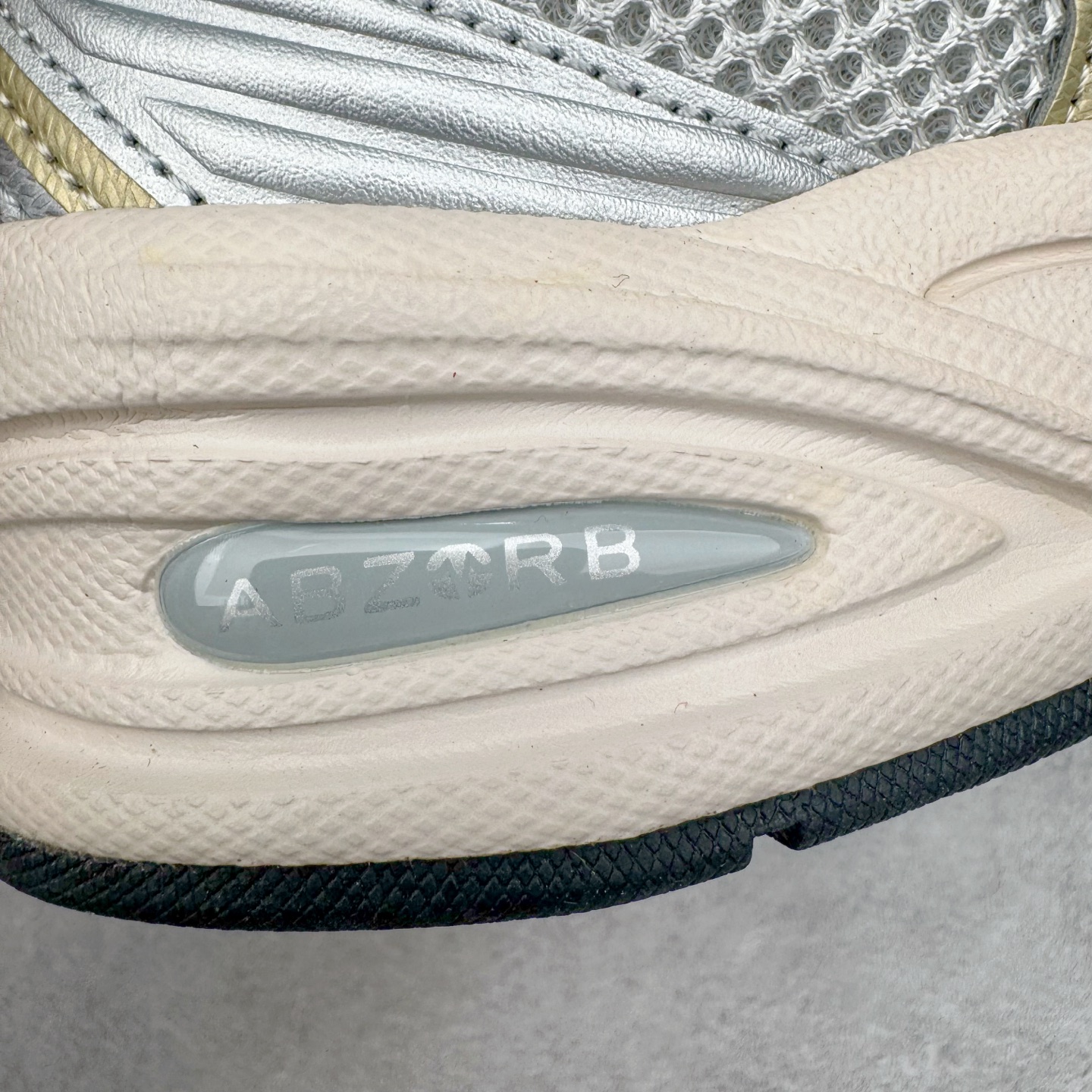 图片[18]-＃G版纯原 New Balance MR530KMW NB新百伦复古透气跑步鞋 全套原楦原纸板原厂数据开发 同步原鞋一次Model大底 全鞋电脑针车加持 原厂网布TPU高频工艺 正确中底拉帮 高密度丽新布中底 抛弃过往以皮革为主的人气轮廓 以极具复古风范的跑鞋外观呈现 设计上全鞋以简约清爽的纯白色作基底 鞋身覆盖大面积织物网眼材质 并于鞋头、鞋带孔眼片等细节处点缀对比鲜明的反光银镀层凸显 鞋舌、侧身等位置则辅以一贯的「N」字标志和品牌徽标彰显身份 最后通过搭载的 ABZORB 缓震中底完善整体造型 尺码：36 37 37.5 38 38.5 39.5 40 40.5 41.5 42 42.5 43 44 44.5 45 45.5 46.5 47-选品中心