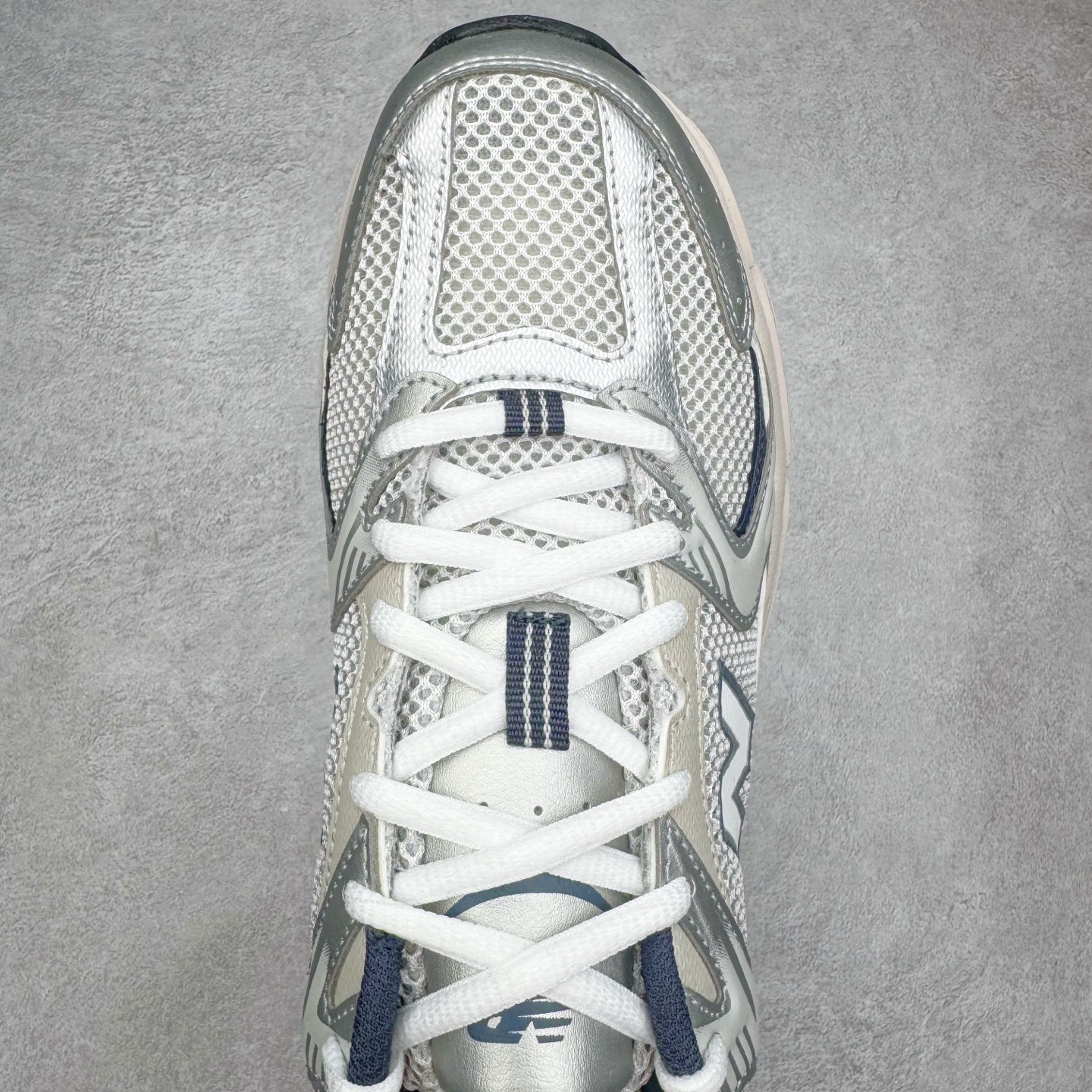 图片[4]-＃G版纯原 New Balance MR530KA NB新百伦复古透气跑步鞋 全套原楦原纸板原厂数据开发 同步原鞋一次Model大底 全鞋电脑针车加持 原厂网布TPU高频工艺 正确中底拉帮 高密度丽新布中底 抛弃过往以皮革为主的人气轮廓 以极具复古风范的跑鞋外观呈现 设计上全鞋以简约清爽的纯白色作基底 鞋身覆盖大面积织物网眼材质 并于鞋头、鞋带孔眼片等细节处点缀对比鲜明的反光银镀层凸显 鞋舌、侧身等位置则辅以一贯的「N」字标志和品牌徽标彰显身份 最后通过搭载的 ABZORB 缓震中底完善整体造型 尺码：36 37 37.5 38 38.5 39.5 40 40.5 41.5 42 42.5 43 44 44.5 45 45.5 46.5 47-选品中心