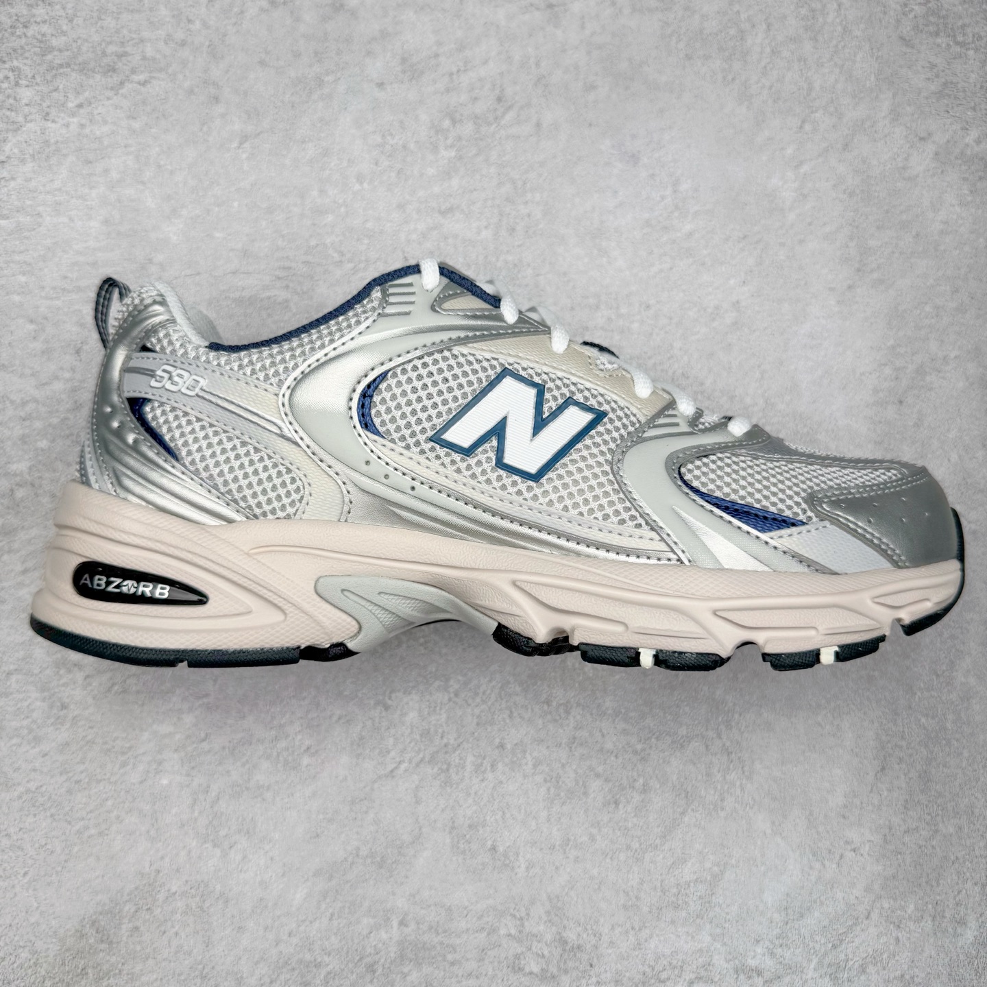 图片[6]-＃G版纯原 New Balance MR530 NB新百伦复古透气跑步鞋 全套原楦原纸板原厂数据开发 同步原鞋一次Model大底 全鞋电脑针车加持 原厂网布TPU高频工艺 正确中底拉帮 高密度丽新布中底 抛弃过往以皮革为主的人气轮廓 以极具复古风范的跑鞋外观呈现 设计上全鞋以简约清爽的纯白色作基底 鞋身覆盖大面积织物网眼材质 并于鞋头、鞋带孔眼片等细节处点缀对比鲜明的反光银镀层凸显 鞋舌、侧身等位置则辅以一贯的「N」字标志和品牌徽标彰显身份 最后通过搭载的 ABZORB 缓震中底完善整体造型 尺码：36 37 37.5 38 38.5 39.5 40 40.5 41.5 42 42.5 43 44 44.5 45 45.5 46.5 47-选品中心