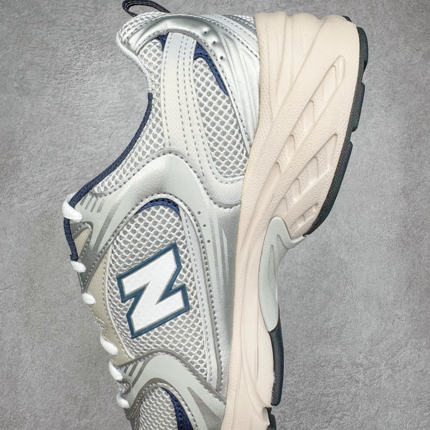 图片[7]-＃G版纯原 New Balance MR530KA NB新百伦复古透气跑步鞋 全套原楦原纸板原厂数据开发 同步原鞋一次Model大底 全鞋电脑针车加持 原厂网布TPU高频工艺 正确中底拉帮 高密度丽新布中底 抛弃过往以皮革为主的人气轮廓 以极具复古风范的跑鞋外观呈现 设计上全鞋以简约清爽的纯白色作基底 鞋身覆盖大面积织物网眼材质 并于鞋头、鞋带孔眼片等细节处点缀对比鲜明的反光银镀层凸显 鞋舌、侧身等位置则辅以一贯的「N」字标志和品牌徽标彰显身份 最后通过搭载的 ABZORB 缓震中底完善整体造型 尺码：36 37 37.5 38 38.5 39.5 40 40.5 41.5 42 42.5 43 44 44.5 45 45.5 46.5 47-选品中心
