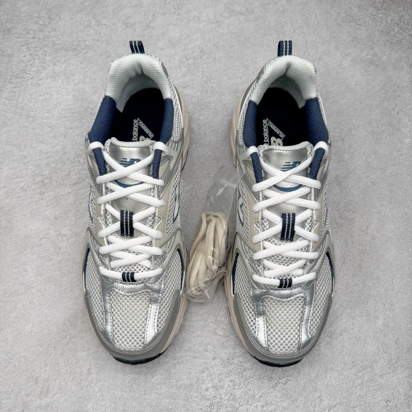 图片[2]-＃G版纯原 New Balance MR530KA NB新百伦复古透气跑步鞋 全套原楦原纸板原厂数据开发 同步原鞋一次Model大底 全鞋电脑针车加持 原厂网布TPU高频工艺 正确中底拉帮 高密度丽新布中底 抛弃过往以皮革为主的人气轮廓 以极具复古风范的跑鞋外观呈现 设计上全鞋以简约清爽的纯白色作基底 鞋身覆盖大面积织物网眼材质 并于鞋头、鞋带孔眼片等细节处点缀对比鲜明的反光银镀层凸显 鞋舌、侧身等位置则辅以一贯的「N」字标志和品牌徽标彰显身份 最后通过搭载的 ABZORB 缓震中底完善整体造型 尺码：36 37 37.5 38 38.5 39.5 40 40.5 41.5 42 42.5 43 44 44.5 45 45.5 46.5 47-选品中心