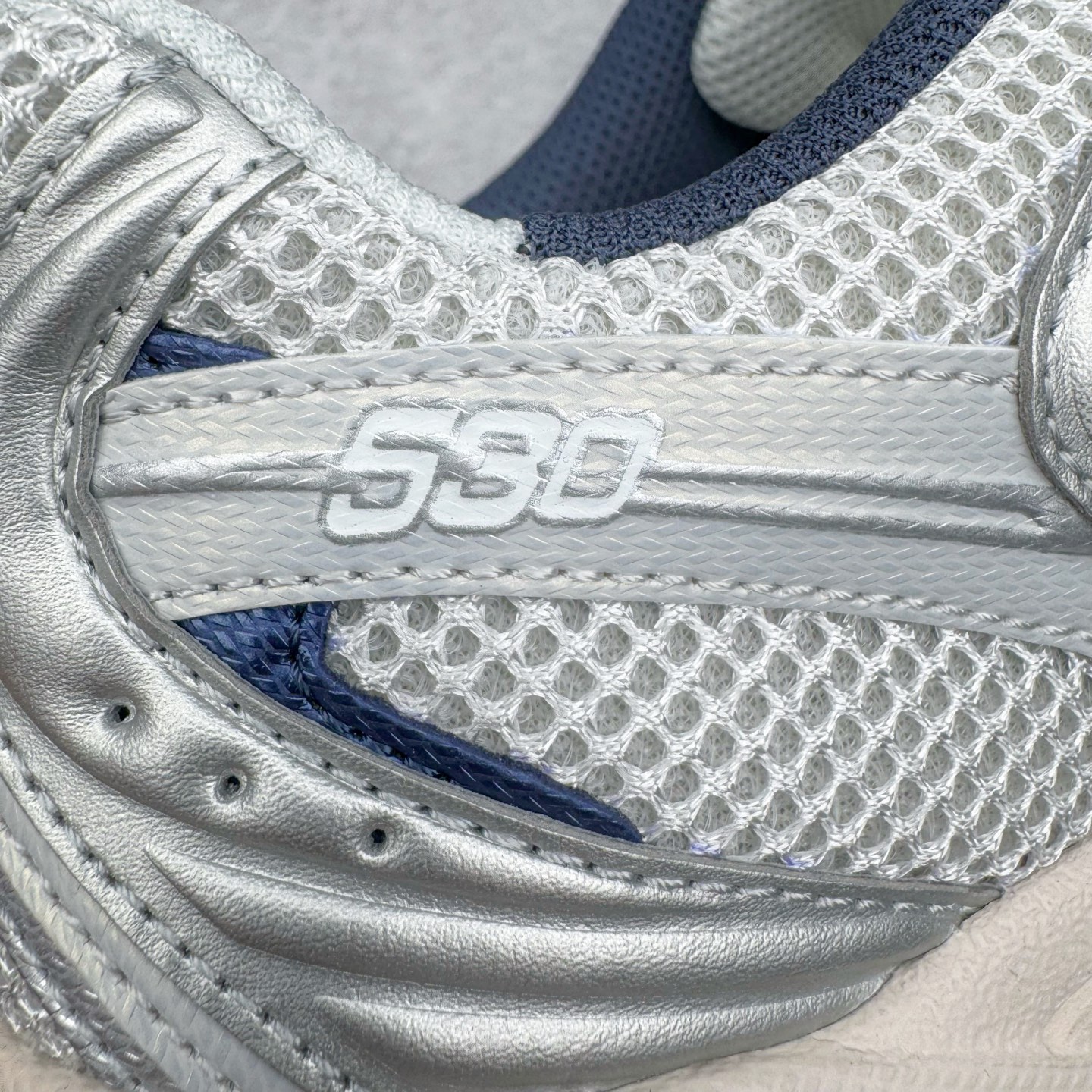 图片[16]-＃G版纯原 New Balance MR530KA NB新百伦复古透气跑步鞋 全套原楦原纸板原厂数据开发 同步原鞋一次Model大底 全鞋电脑针车加持 原厂网布TPU高频工艺 正确中底拉帮 高密度丽新布中底 抛弃过往以皮革为主的人气轮廓 以极具复古风范的跑鞋外观呈现 设计上全鞋以简约清爽的纯白色作基底 鞋身覆盖大面积织物网眼材质 并于鞋头、鞋带孔眼片等细节处点缀对比鲜明的反光银镀层凸显 鞋舌、侧身等位置则辅以一贯的「N」字标志和品牌徽标彰显身份 最后通过搭载的 ABZORB 缓震中底完善整体造型 尺码：36 37 37.5 38 38.5 39.5 40 40.5 41.5 42 42.5 43 44 44.5 45 45.5 46.5 47-选品中心