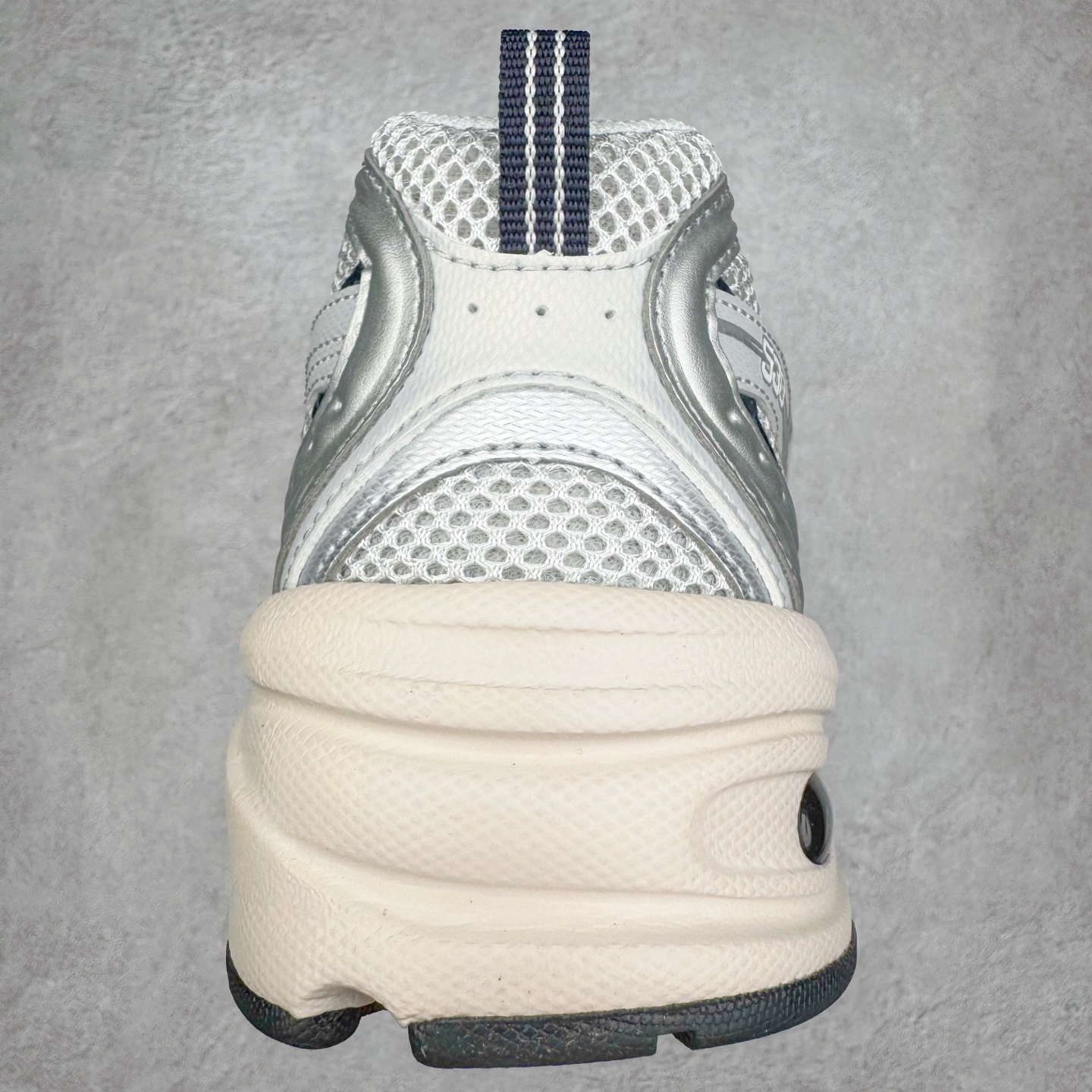 图片[8]-＃G版纯原 New Balance MR530KA NB新百伦复古透气跑步鞋 全套原楦原纸板原厂数据开发 同步原鞋一次Model大底 全鞋电脑针车加持 原厂网布TPU高频工艺 正确中底拉帮 高密度丽新布中底 抛弃过往以皮革为主的人气轮廓 以极具复古风范的跑鞋外观呈现 设计上全鞋以简约清爽的纯白色作基底 鞋身覆盖大面积织物网眼材质 并于鞋头、鞋带孔眼片等细节处点缀对比鲜明的反光银镀层凸显 鞋舌、侧身等位置则辅以一贯的「N」字标志和品牌徽标彰显身份 最后通过搭载的 ABZORB 缓震中底完善整体造型 尺码：36 37 37.5 38 38.5 39.5 40 40.5 41.5 42 42.5 43 44 44.5 45 45.5 46.5 47-选品中心