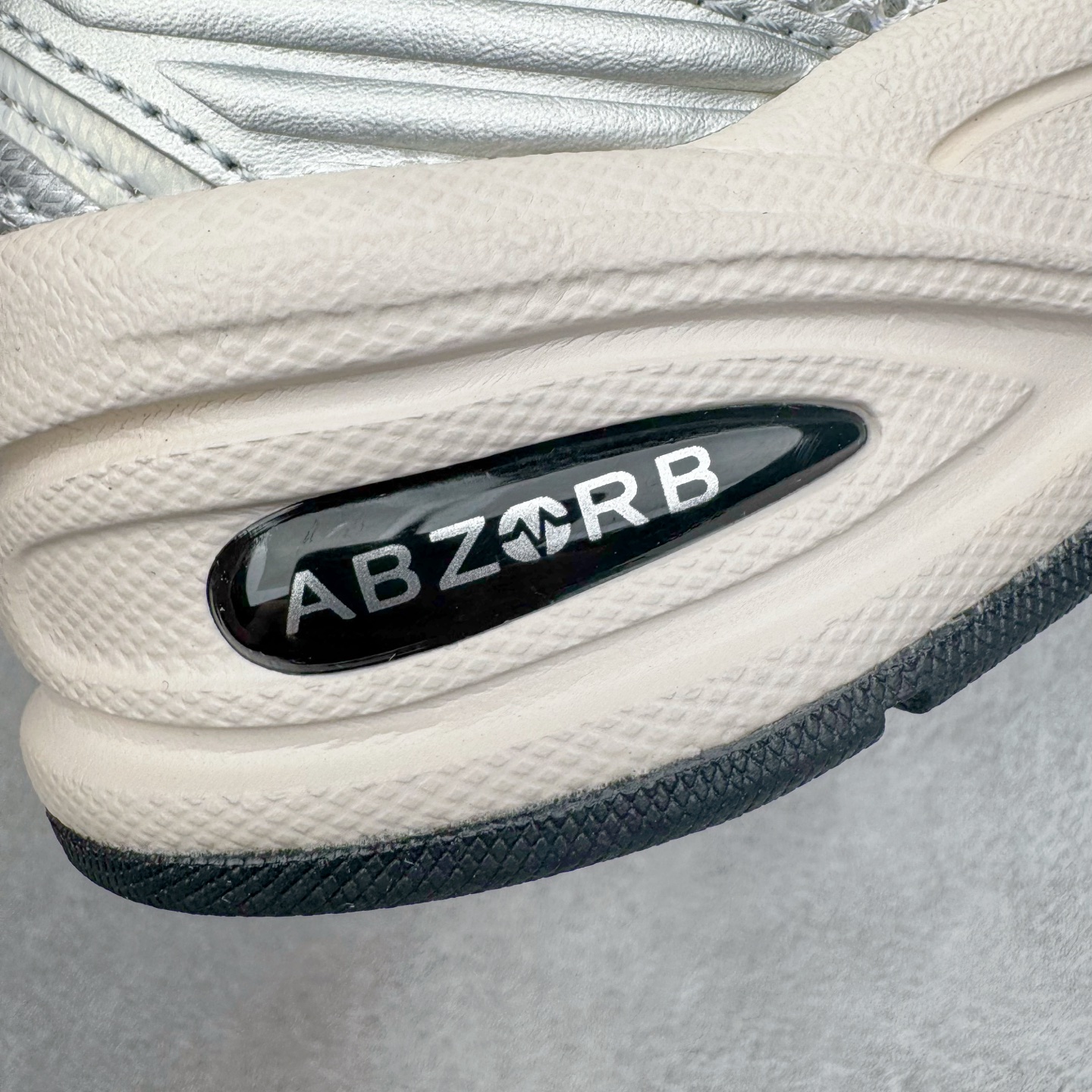 图片[17]-＃G版纯原 New Balance MR530KA NB新百伦复古透气跑步鞋 全套原楦原纸板原厂数据开发 同步原鞋一次Model大底 全鞋电脑针车加持 原厂网布TPU高频工艺 正确中底拉帮 高密度丽新布中底 抛弃过往以皮革为主的人气轮廓 以极具复古风范的跑鞋外观呈现 设计上全鞋以简约清爽的纯白色作基底 鞋身覆盖大面积织物网眼材质 并于鞋头、鞋带孔眼片等细节处点缀对比鲜明的反光银镀层凸显 鞋舌、侧身等位置则辅以一贯的「N」字标志和品牌徽标彰显身份 最后通过搭载的 ABZORB 缓震中底完善整体造型 尺码：36 37 37.5 38 38.5 39.5 40 40.5 41.5 42 42.5 43 44 44.5 45 45.5 46.5 47-选品中心