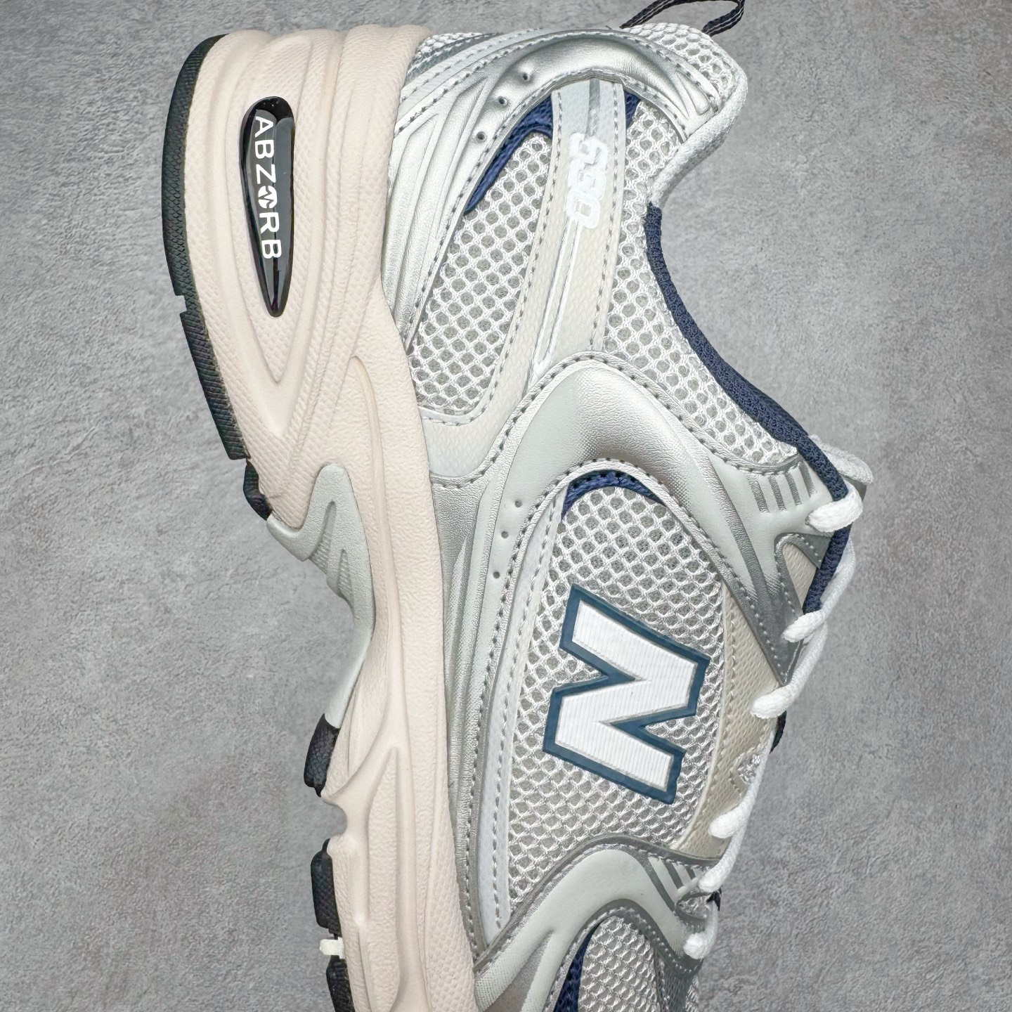 图片[6]-＃G版纯原 New Balance MR530KA NB新百伦复古透气跑步鞋 全套原楦原纸板原厂数据开发 同步原鞋一次Model大底 全鞋电脑针车加持 原厂网布TPU高频工艺 正确中底拉帮 高密度丽新布中底 抛弃过往以皮革为主的人气轮廓 以极具复古风范的跑鞋外观呈现 设计上全鞋以简约清爽的纯白色作基底 鞋身覆盖大面积织物网眼材质 并于鞋头、鞋带孔眼片等细节处点缀对比鲜明的反光银镀层凸显 鞋舌、侧身等位置则辅以一贯的「N」字标志和品牌徽标彰显身份 最后通过搭载的 ABZORB 缓震中底完善整体造型 尺码：36 37 37.5 38 38.5 39.5 40 40.5 41.5 42 42.5 43 44 44.5 45 45.5 46.5 47-选品中心