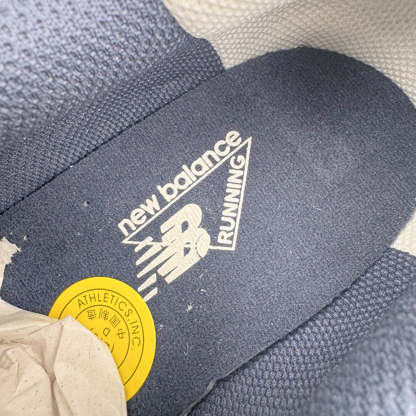 图片[13]-＃G版纯原 New Balance MR530KA NB新百伦复古透气跑步鞋 全套原楦原纸板原厂数据开发 同步原鞋一次Model大底 全鞋电脑针车加持 原厂网布TPU高频工艺 正确中底拉帮 高密度丽新布中底 抛弃过往以皮革为主的人气轮廓 以极具复古风范的跑鞋外观呈现 设计上全鞋以简约清爽的纯白色作基底 鞋身覆盖大面积织物网眼材质 并于鞋头、鞋带孔眼片等细节处点缀对比鲜明的反光银镀层凸显 鞋舌、侧身等位置则辅以一贯的「N」字标志和品牌徽标彰显身份 最后通过搭载的 ABZORB 缓震中底完善整体造型 尺码：36 37 37.5 38 38.5 39.5 40 40.5 41.5 42 42.5 43 44 44.5 45 45.5 46.5 47-选品中心