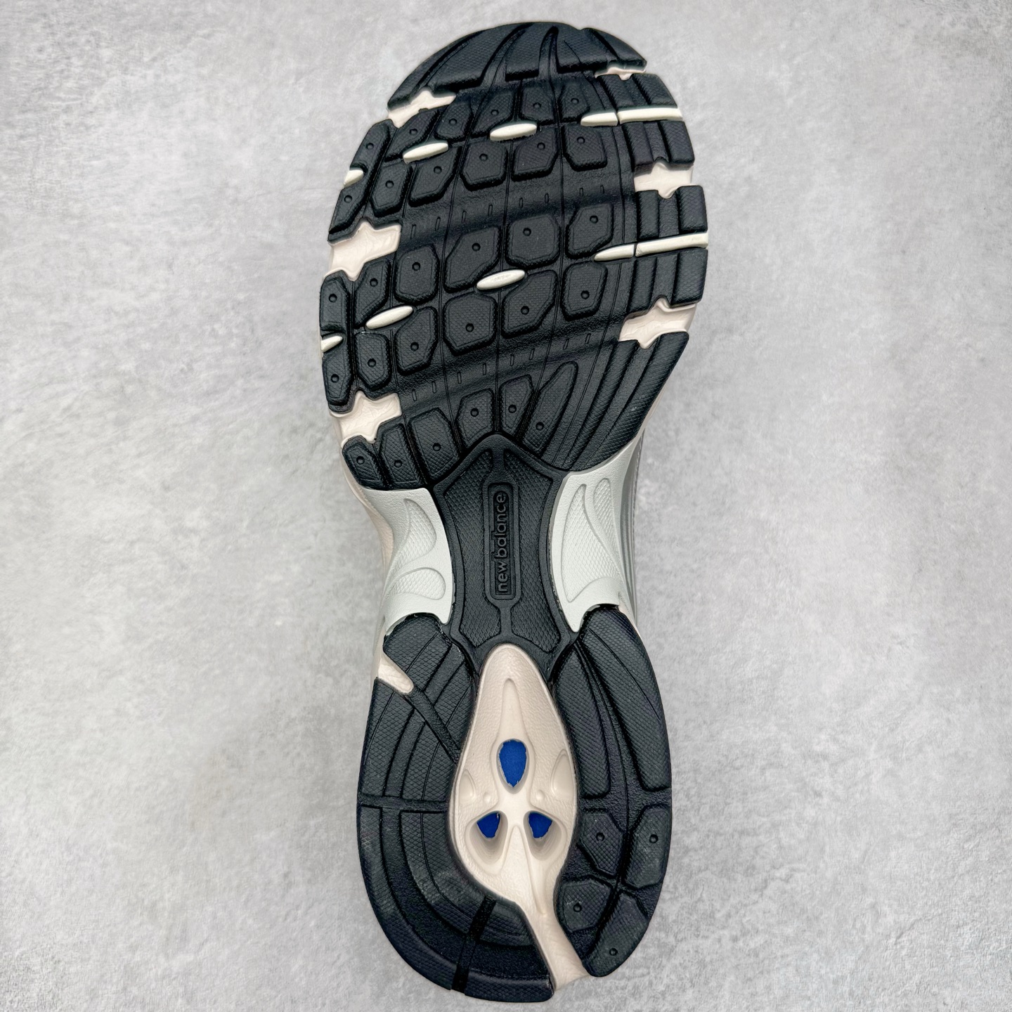 图片[9]-＃G版纯原 New Balance MR530KA NB新百伦复古透气跑步鞋 全套原楦原纸板原厂数据开发 同步原鞋一次Model大底 全鞋电脑针车加持 原厂网布TPU高频工艺 正确中底拉帮 高密度丽新布中底 抛弃过往以皮革为主的人气轮廓 以极具复古风范的跑鞋外观呈现 设计上全鞋以简约清爽的纯白色作基底 鞋身覆盖大面积织物网眼材质 并于鞋头、鞋带孔眼片等细节处点缀对比鲜明的反光银镀层凸显 鞋舌、侧身等位置则辅以一贯的「N」字标志和品牌徽标彰显身份 最后通过搭载的 ABZORB 缓震中底完善整体造型 尺码：36 37 37.5 38 38.5 39.5 40 40.5 41.5 42 42.5 43 44 44.5 45 45.5 46.5 47-选品中心