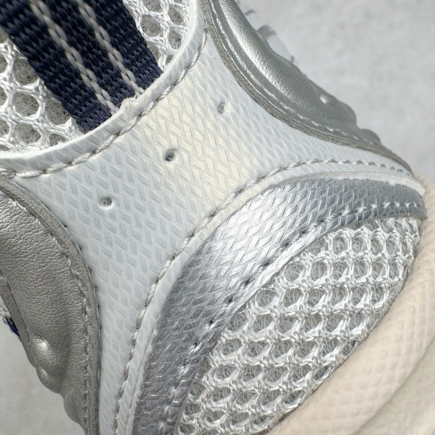 图片[12]-＃G版纯原 New Balance MR530KA NB新百伦复古透气跑步鞋 全套原楦原纸板原厂数据开发 同步原鞋一次Model大底 全鞋电脑针车加持 原厂网布TPU高频工艺 正确中底拉帮 高密度丽新布中底 抛弃过往以皮革为主的人气轮廓 以极具复古风范的跑鞋外观呈现 设计上全鞋以简约清爽的纯白色作基底 鞋身覆盖大面积织物网眼材质 并于鞋头、鞋带孔眼片等细节处点缀对比鲜明的反光银镀层凸显 鞋舌、侧身等位置则辅以一贯的「N」字标志和品牌徽标彰显身份 最后通过搭载的 ABZORB 缓震中底完善整体造型 尺码：36 37 37.5 38 38.5 39.5 40 40.5 41.5 42 42.5 43 44 44.5 45 45.5 46.5 47-选品中心