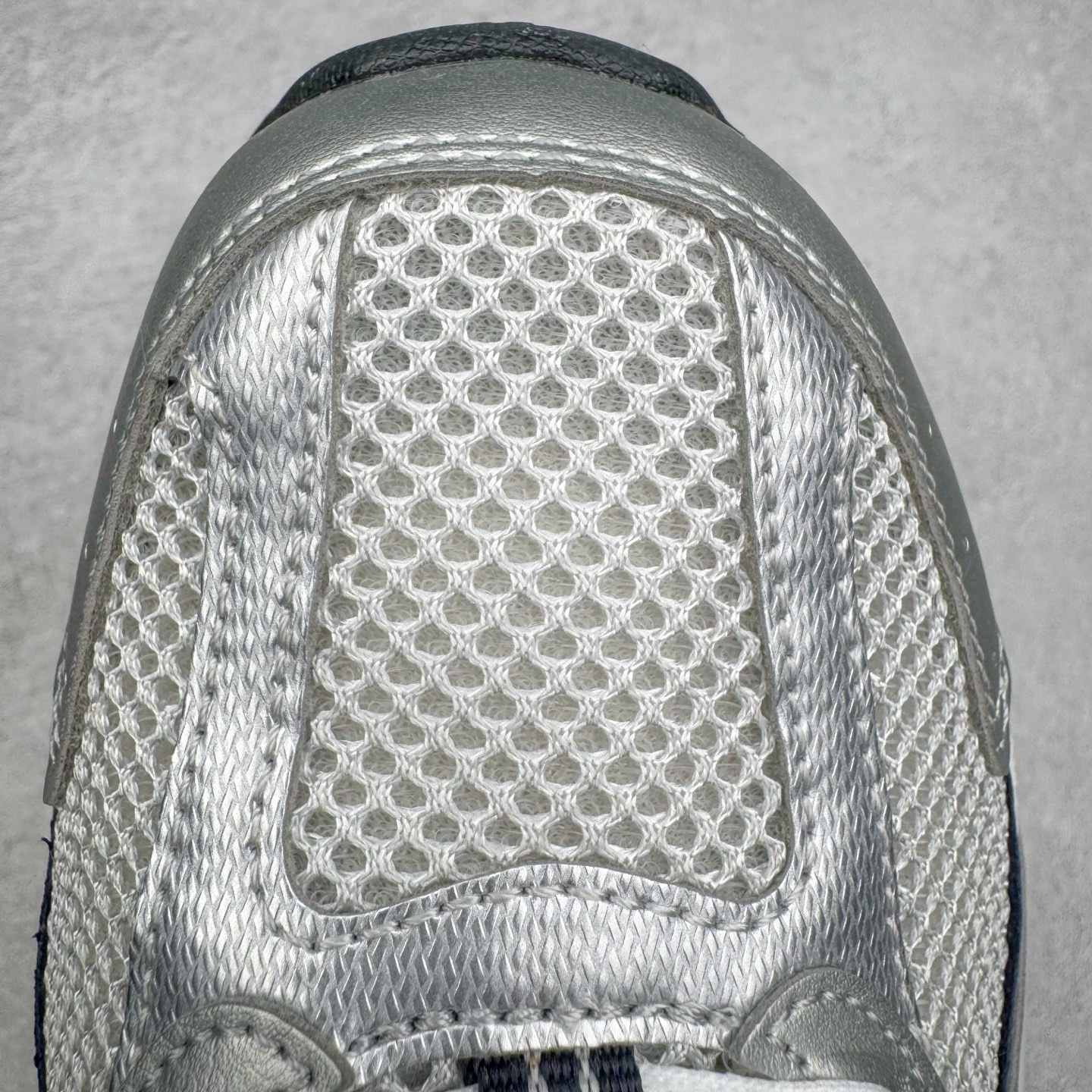 图片[14]-＃G版纯原 New Balance MR530KA NB新百伦复古透气跑步鞋 全套原楦原纸板原厂数据开发 同步原鞋一次Model大底 全鞋电脑针车加持 原厂网布TPU高频工艺 正确中底拉帮 高密度丽新布中底 抛弃过往以皮革为主的人气轮廓 以极具复古风范的跑鞋外观呈现 设计上全鞋以简约清爽的纯白色作基底 鞋身覆盖大面积织物网眼材质 并于鞋头、鞋带孔眼片等细节处点缀对比鲜明的反光银镀层凸显 鞋舌、侧身等位置则辅以一贯的「N」字标志和品牌徽标彰显身份 最后通过搭载的 ABZORB 缓震中底完善整体造型 尺码：36 37 37.5 38 38.5 39.5 40 40.5 41.5 42 42.5 43 44 44.5 45 45.5 46.5 47-选品中心