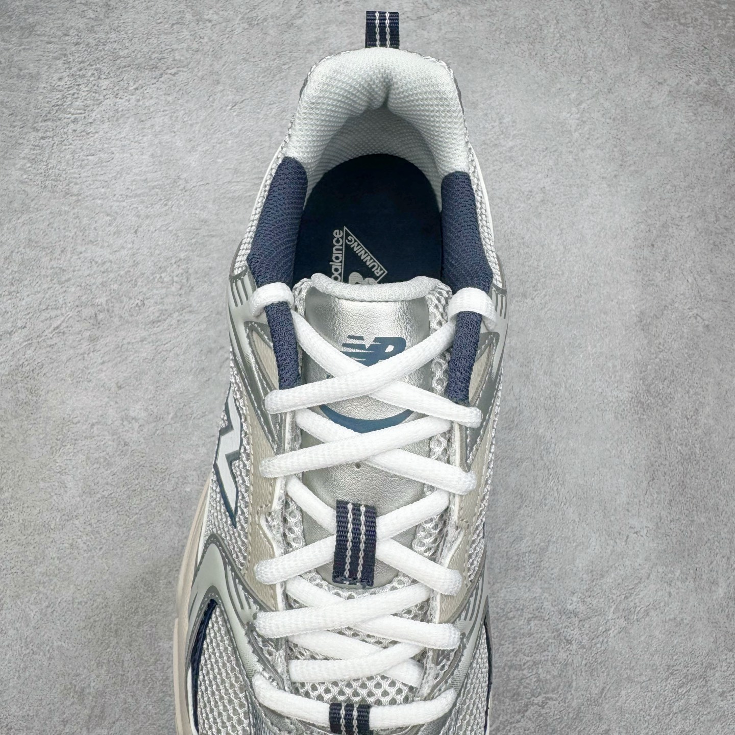 图片[5]-＃G版纯原 New Balance MR530KA NB新百伦复古透气跑步鞋 全套原楦原纸板原厂数据开发 同步原鞋一次Model大底 全鞋电脑针车加持 原厂网布TPU高频工艺 正确中底拉帮 高密度丽新布中底 抛弃过往以皮革为主的人气轮廓 以极具复古风范的跑鞋外观呈现 设计上全鞋以简约清爽的纯白色作基底 鞋身覆盖大面积织物网眼材质 并于鞋头、鞋带孔眼片等细节处点缀对比鲜明的反光银镀层凸显 鞋舌、侧身等位置则辅以一贯的「N」字标志和品牌徽标彰显身份 最后通过搭载的 ABZORB 缓震中底完善整体造型 尺码：36 37 37.5 38 38.5 39.5 40 40.5 41.5 42 42.5 43 44 44.5 45 45.5 46.5 47-选品中心