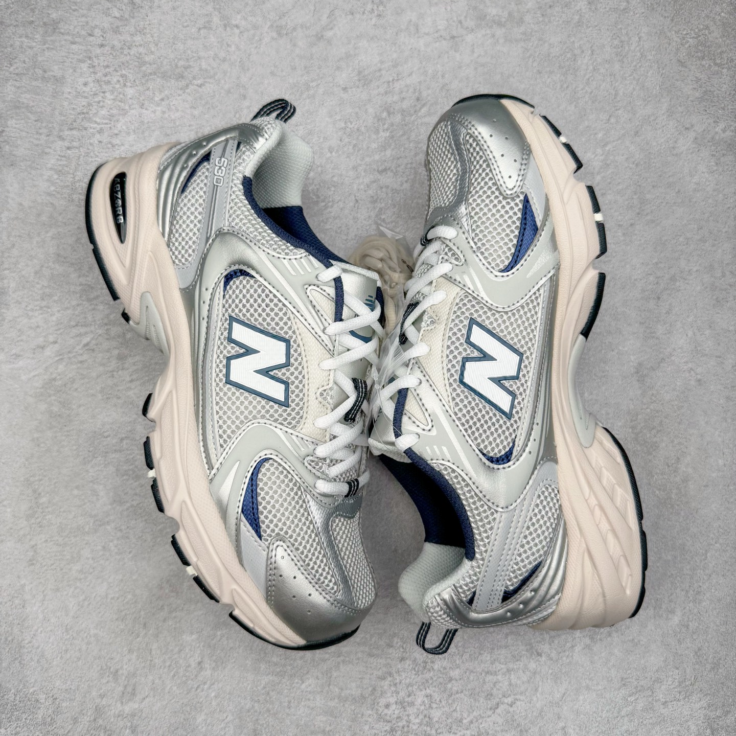 图片[3]-＃G版纯原 New Balance MR530KA NB新百伦复古透气跑步鞋 全套原楦原纸板原厂数据开发 同步原鞋一次Model大底 全鞋电脑针车加持 原厂网布TPU高频工艺 正确中底拉帮 高密度丽新布中底 抛弃过往以皮革为主的人气轮廓 以极具复古风范的跑鞋外观呈现 设计上全鞋以简约清爽的纯白色作基底 鞋身覆盖大面积织物网眼材质 并于鞋头、鞋带孔眼片等细节处点缀对比鲜明的反光银镀层凸显 鞋舌、侧身等位置则辅以一贯的「N」字标志和品牌徽标彰显身份 最后通过搭载的 ABZORB 缓震中底完善整体造型 尺码：36 37 37.5 38 38.5 39.5 40 40.5 41.5 42 42.5 43 44 44.5 45 45.5 46.5 47-选品中心