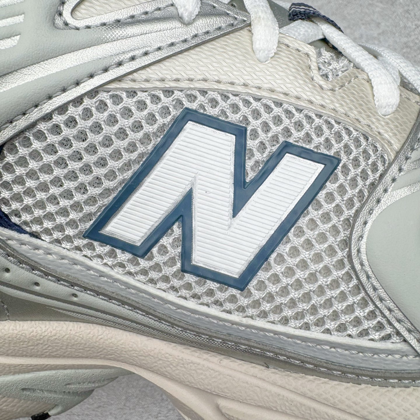 图片[15]-＃G版纯原 New Balance MR530KA NB新百伦复古透气跑步鞋 全套原楦原纸板原厂数据开发 同步原鞋一次Model大底 全鞋电脑针车加持 原厂网布TPU高频工艺 正确中底拉帮 高密度丽新布中底 抛弃过往以皮革为主的人气轮廓 以极具复古风范的跑鞋外观呈现 设计上全鞋以简约清爽的纯白色作基底 鞋身覆盖大面积织物网眼材质 并于鞋头、鞋带孔眼片等细节处点缀对比鲜明的反光银镀层凸显 鞋舌、侧身等位置则辅以一贯的「N」字标志和品牌徽标彰显身份 最后通过搭载的 ABZORB 缓震中底完善整体造型 尺码：36 37 37.5 38 38.5 39.5 40 40.5 41.5 42 42.5 43 44 44.5 45 45.5 46.5 47-选品中心