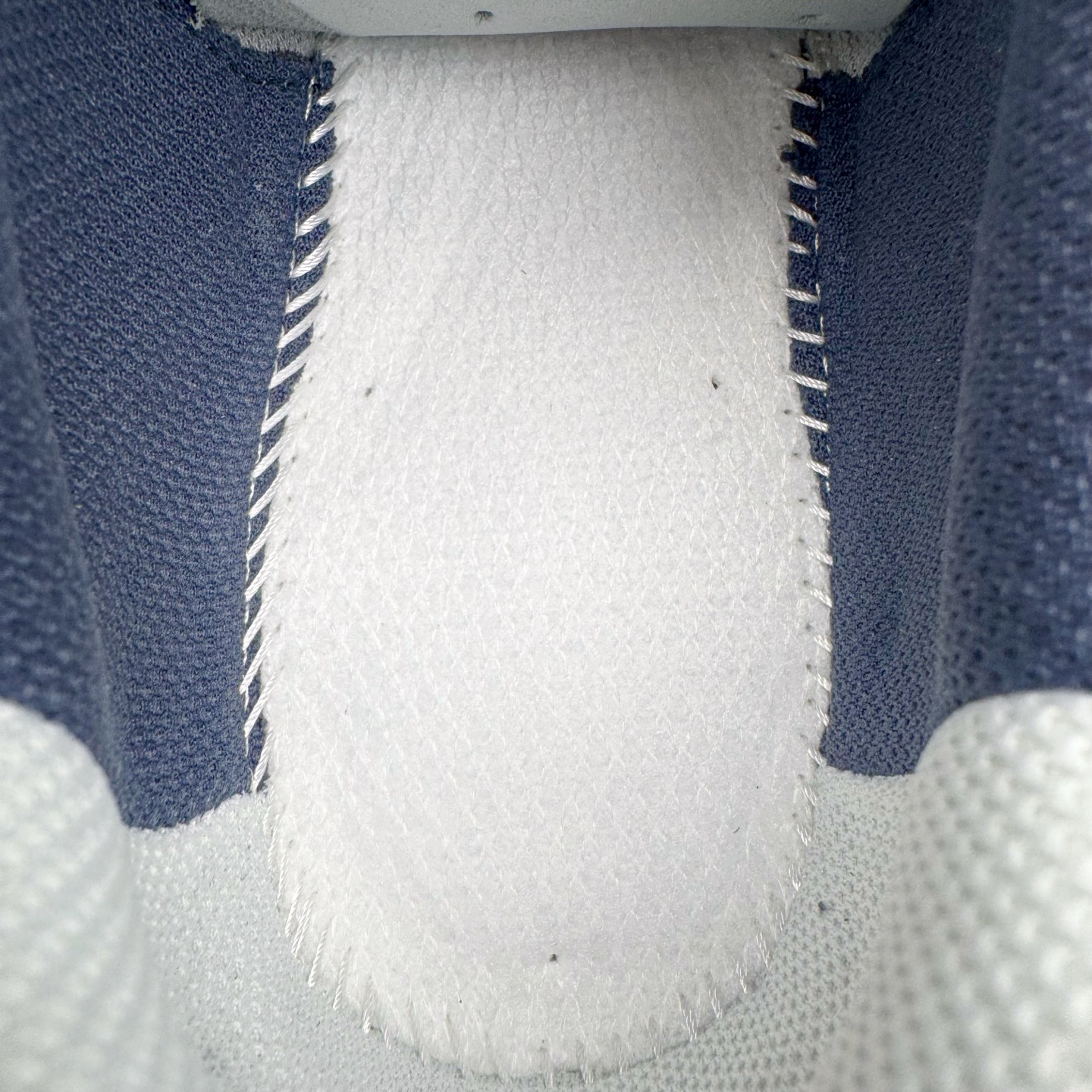 图片[10]-＃G版纯原 New Balance MR530KA NB新百伦复古透气跑步鞋 全套原楦原纸板原厂数据开发 同步原鞋一次Model大底 全鞋电脑针车加持 原厂网布TPU高频工艺 正确中底拉帮 高密度丽新布中底 抛弃过往以皮革为主的人气轮廓 以极具复古风范的跑鞋外观呈现 设计上全鞋以简约清爽的纯白色作基底 鞋身覆盖大面积织物网眼材质 并于鞋头、鞋带孔眼片等细节处点缀对比鲜明的反光银镀层凸显 鞋舌、侧身等位置则辅以一贯的「N」字标志和品牌徽标彰显身份 最后通过搭载的 ABZORB 缓震中底完善整体造型 尺码：36 37 37.5 38 38.5 39.5 40 40.5 41.5 42 42.5 43 44 44.5 45 45.5 46.5 47-选品中心