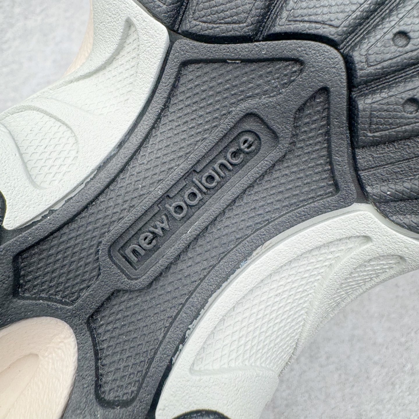 图片[18]-＃G版纯原 New Balance MR530KA NB新百伦复古透气跑步鞋 全套原楦原纸板原厂数据开发 同步原鞋一次Model大底 全鞋电脑针车加持 原厂网布TPU高频工艺 正确中底拉帮 高密度丽新布中底 抛弃过往以皮革为主的人气轮廓 以极具复古风范的跑鞋外观呈现 设计上全鞋以简约清爽的纯白色作基底 鞋身覆盖大面积织物网眼材质 并于鞋头、鞋带孔眼片等细节处点缀对比鲜明的反光银镀层凸显 鞋舌、侧身等位置则辅以一贯的「N」字标志和品牌徽标彰显身份 最后通过搭载的 ABZORB 缓震中底完善整体造型 尺码：36 37 37.5 38 38.5 39.5 40 40.5 41.5 42 42.5 43 44 44.5 45 45.5 46.5 47-选品中心