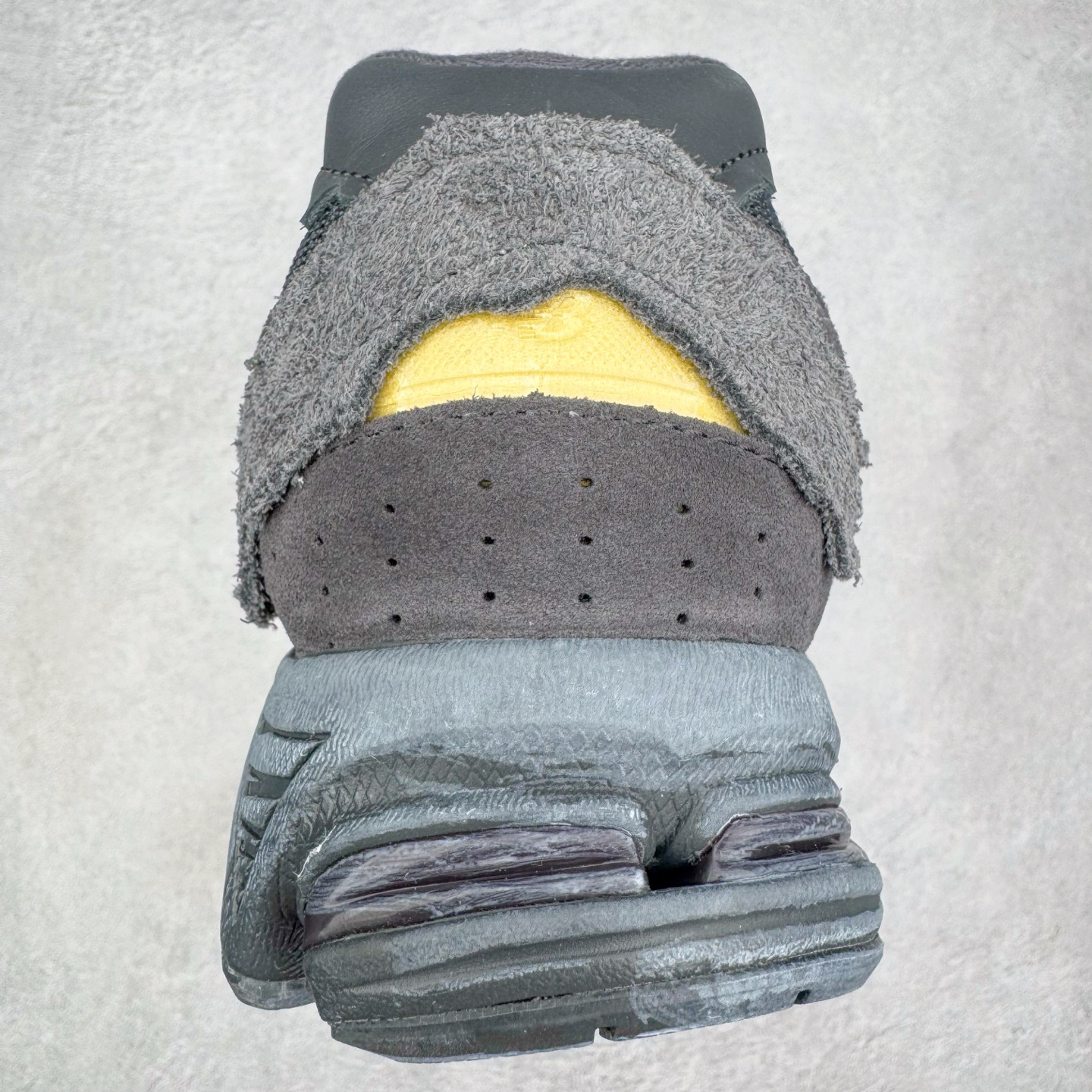 图片[8]-＃G版纯原 New Balance M2002RDB 新百伦潮流复古织物皮革减震防滑耐磨轻便低帮跑步鞋 灰碳色 基于市场现有版本全新升级调整 NB市场最强产物 全套原楦原纸板原厂数据开发 全鞋电脑针车加持 原厂网布 原装进口头层翻毛皮料正确绒感卡色 正确中底拉帮中底网布细节 一比一手工擦旧效果 冲裁组合 匠心打造 耗时两个月开发完成 工艺极其复杂难度可想而知 新开独立私模大底 全网唯一正确做旧组合大底 高端零售专供产物 尺码：36 37 37.5 38 38.5 39.5 40 40.5 41.5 42 42.5 43 44 44.5 45 45.5 46.5 47-选品中心